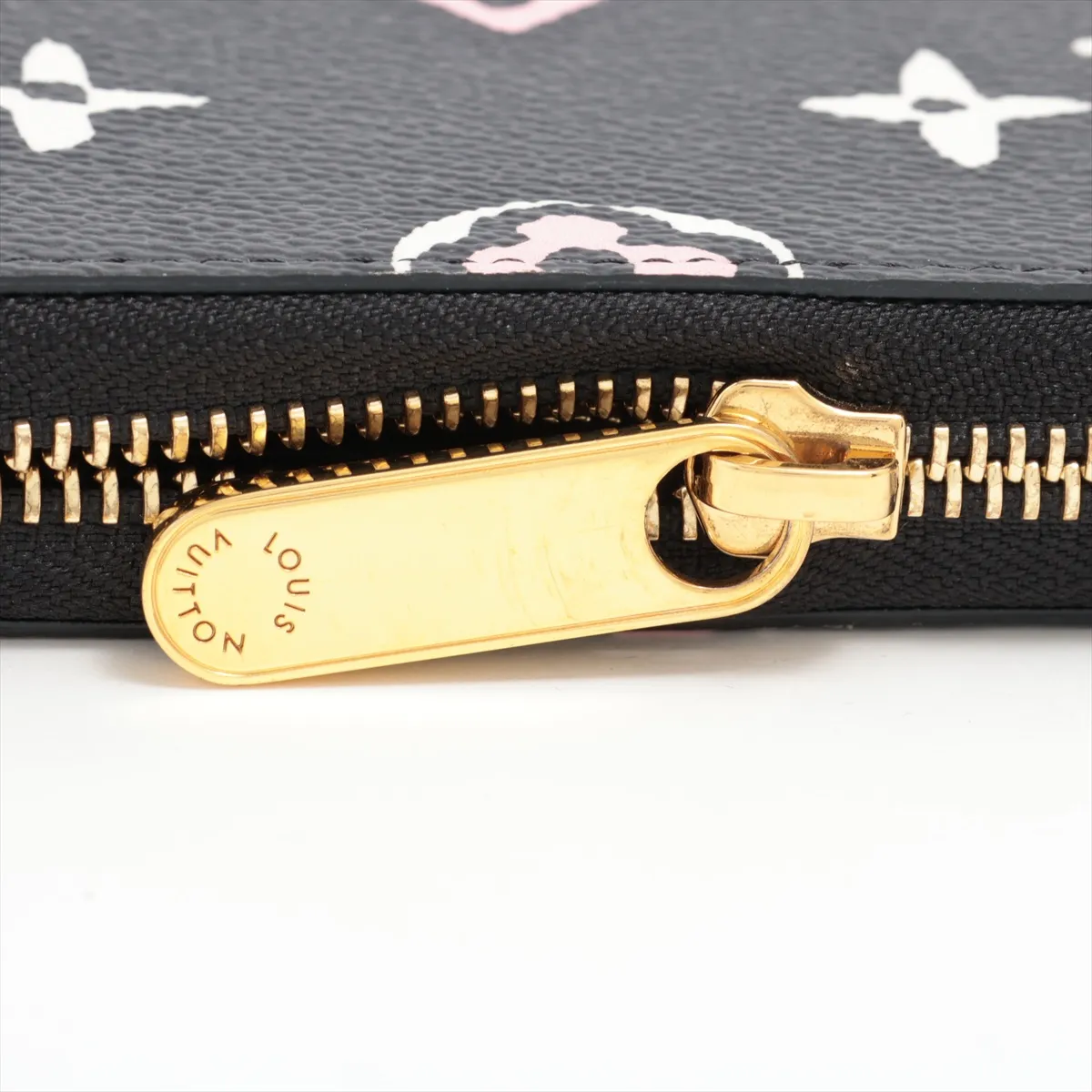 Wild at Heart Zippy Wallet M80683 Black Round Zip Wallet (RFID detected) — view 14