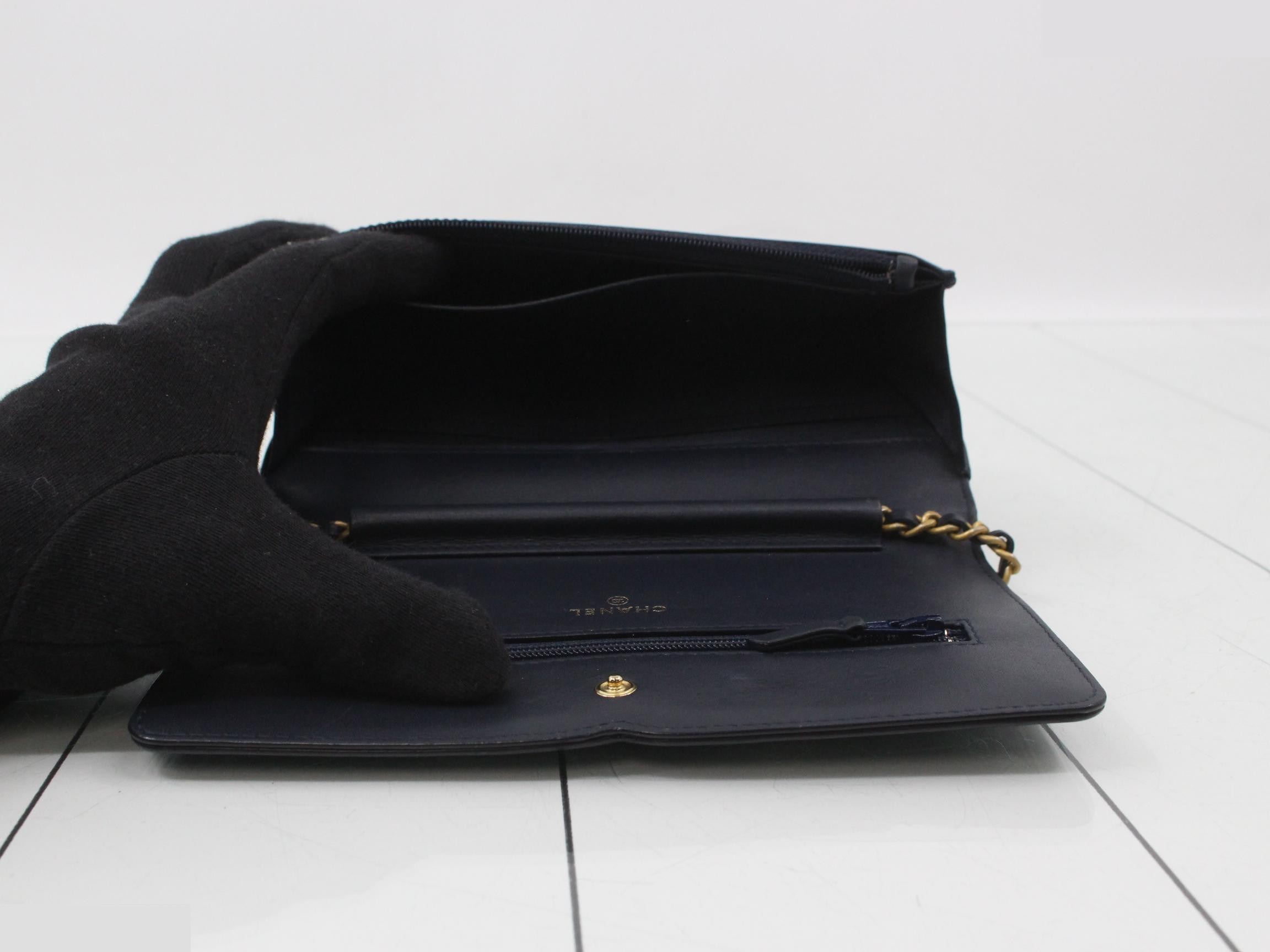 Caviar leather CC filigree matelassé chain wallet, navy — view 4