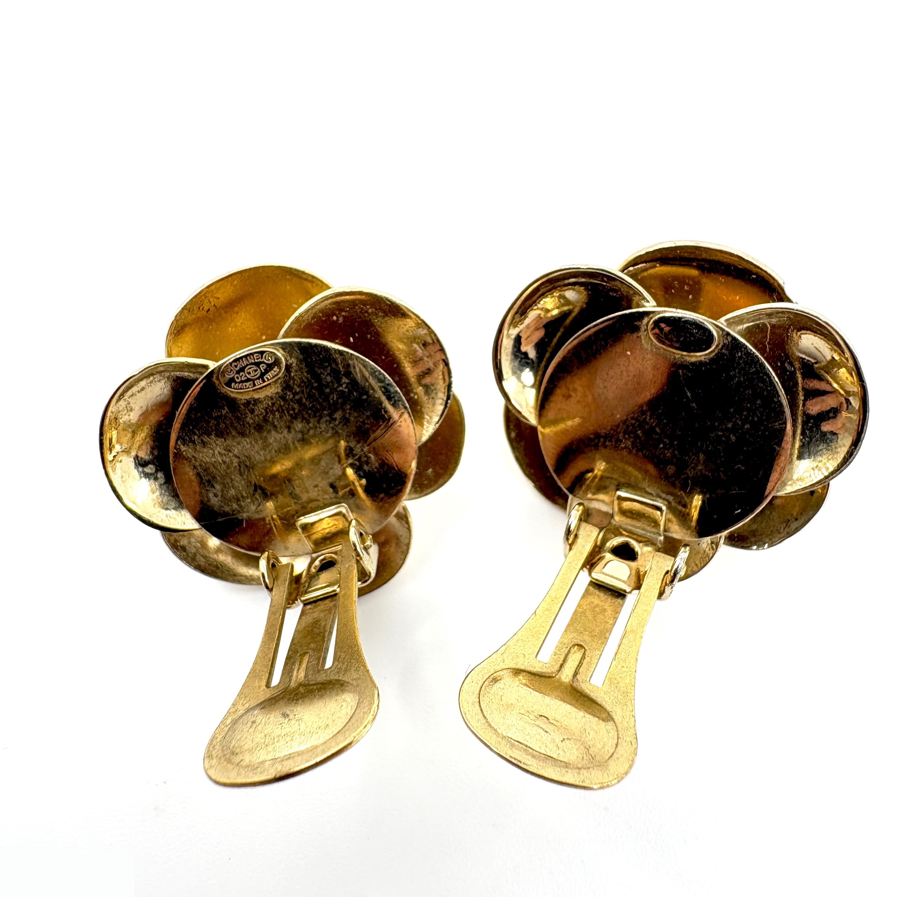 Camellia (precious metal) earrings — view 3
