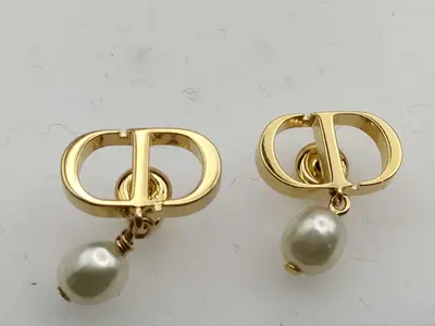 Petite CD Resin Pearl Earrings