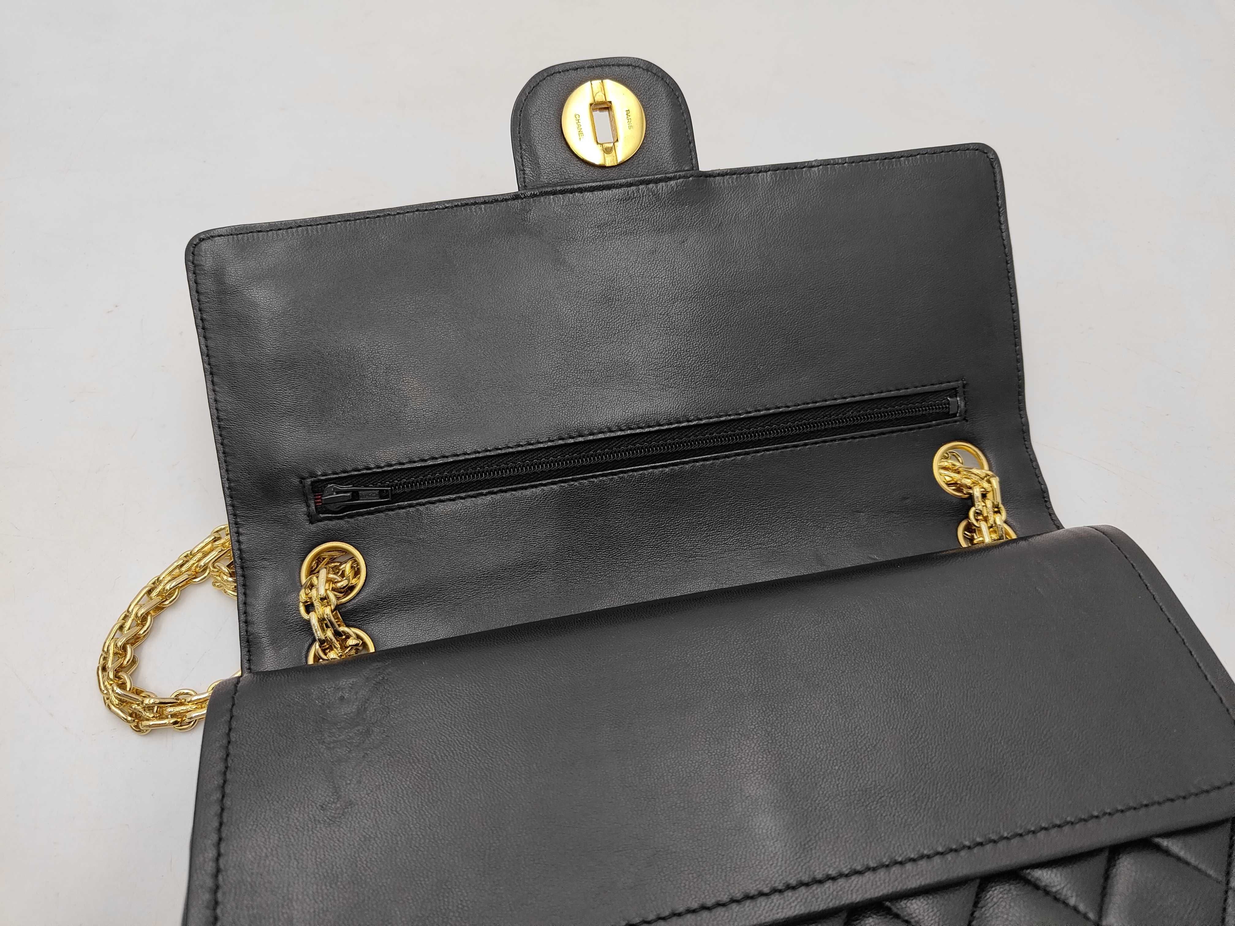 Matelassé 25 Lambskin Gold Hardware Double Flap Chain Shoulder Bag Vintage Series 2 Black Shoulder Bag — view 7