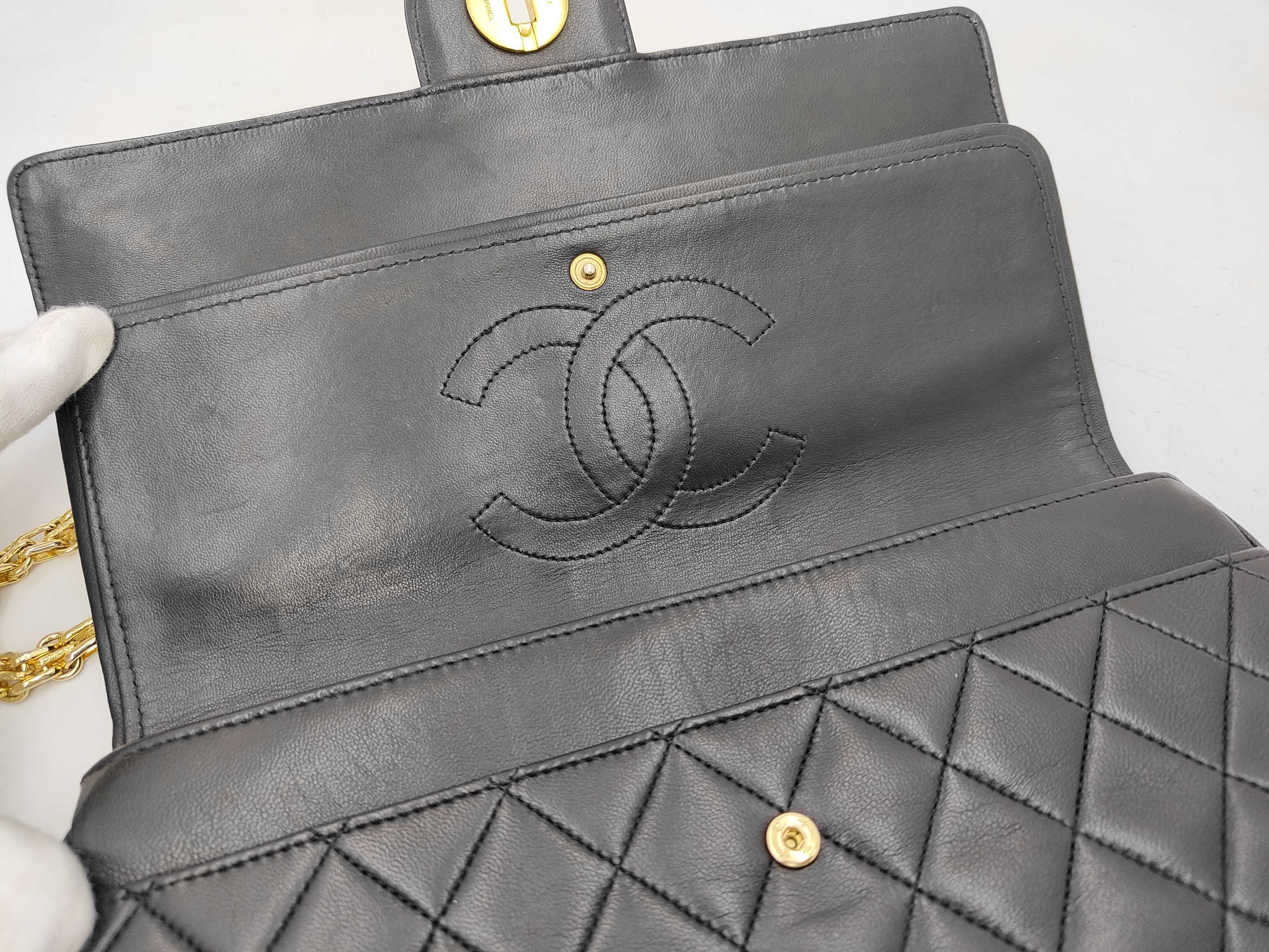 Matelassé 25 Lambskin Gold Hardware Double Flap Chain Shoulder Bag Vintage Series 2 Black Shoulder Bag — view 8