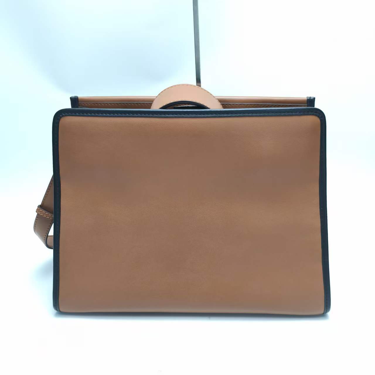 【*Shipped from: China*】FENDI Runaway Leather Shoulder Bag — view 2