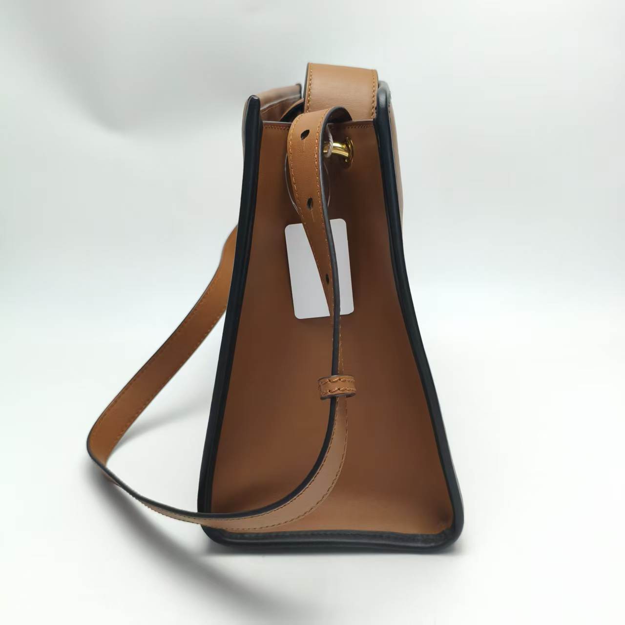 【*Shipped from: China*】FENDI Runaway Leather Shoulder Bag — view 3