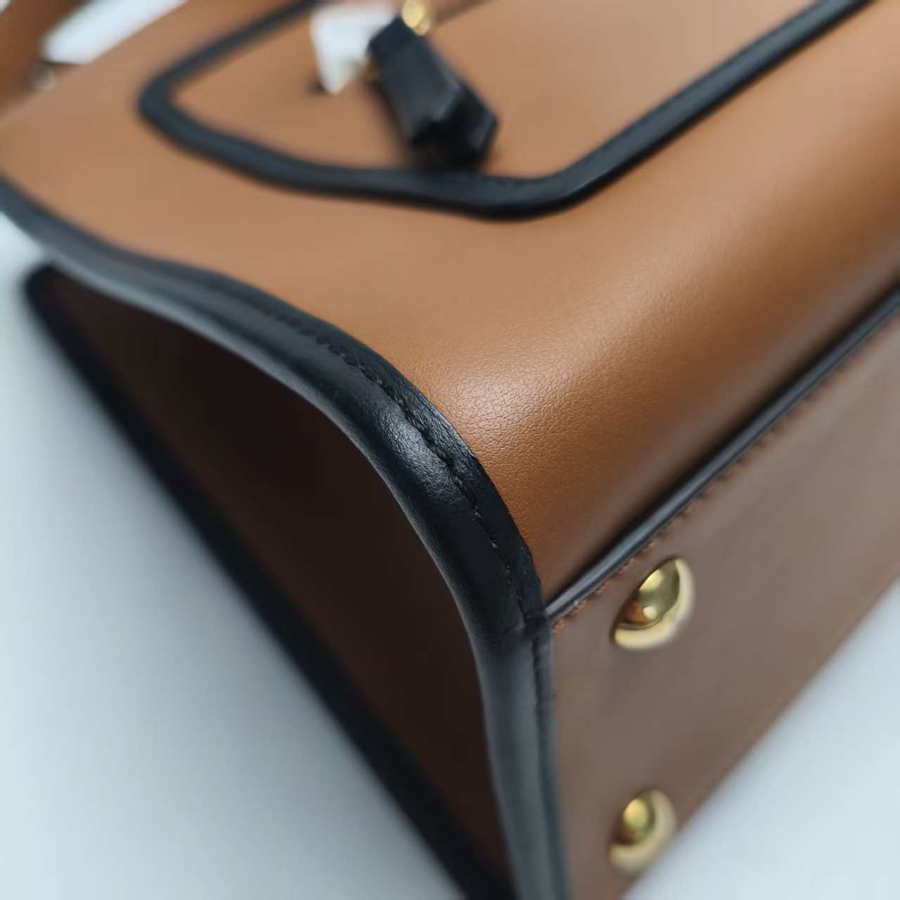 【*Shipped from: China*】FENDI Runaway Leather Shoulder Bag — view 6