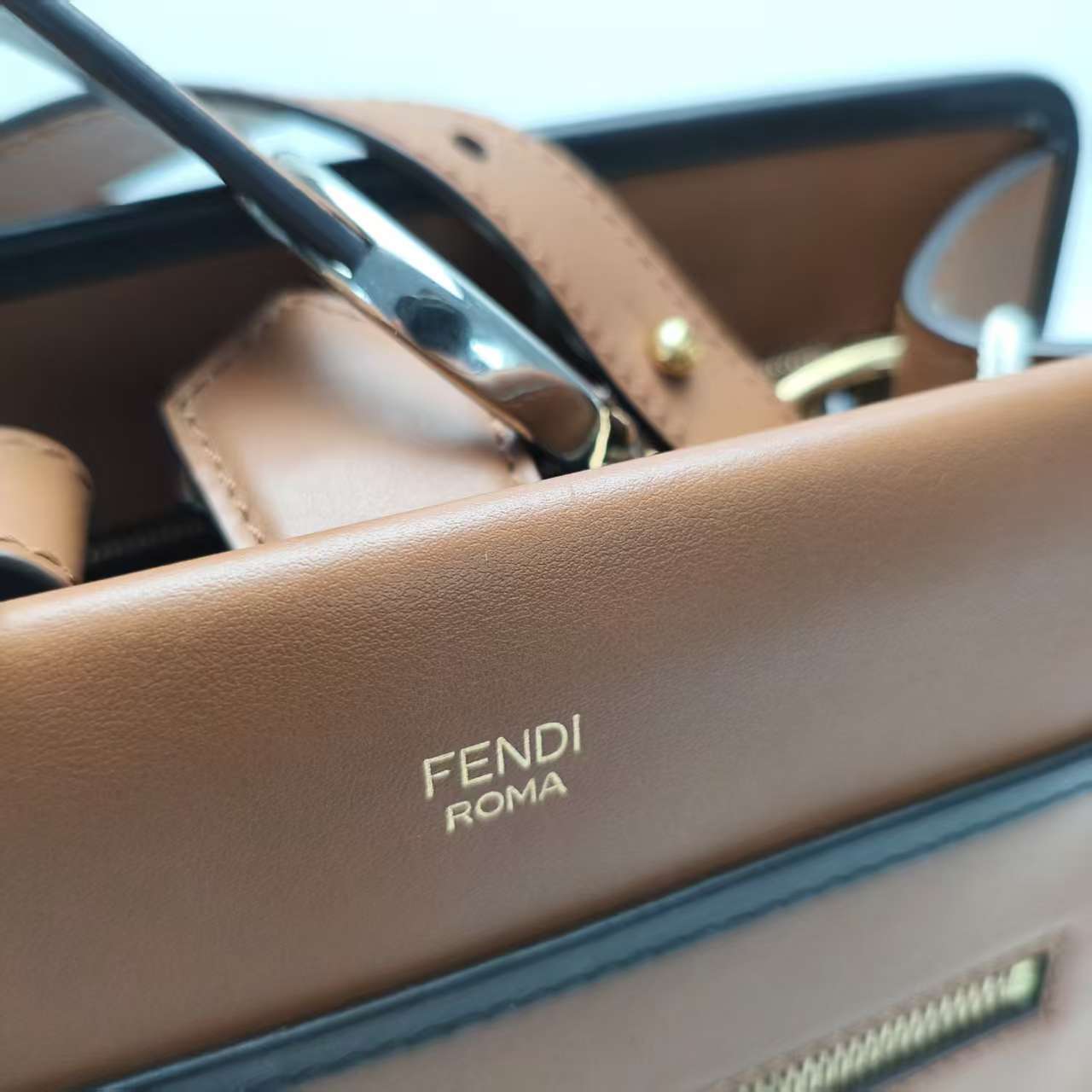 【*Shipped from: China*】FENDI Runaway Leather Shoulder Bag — view 9