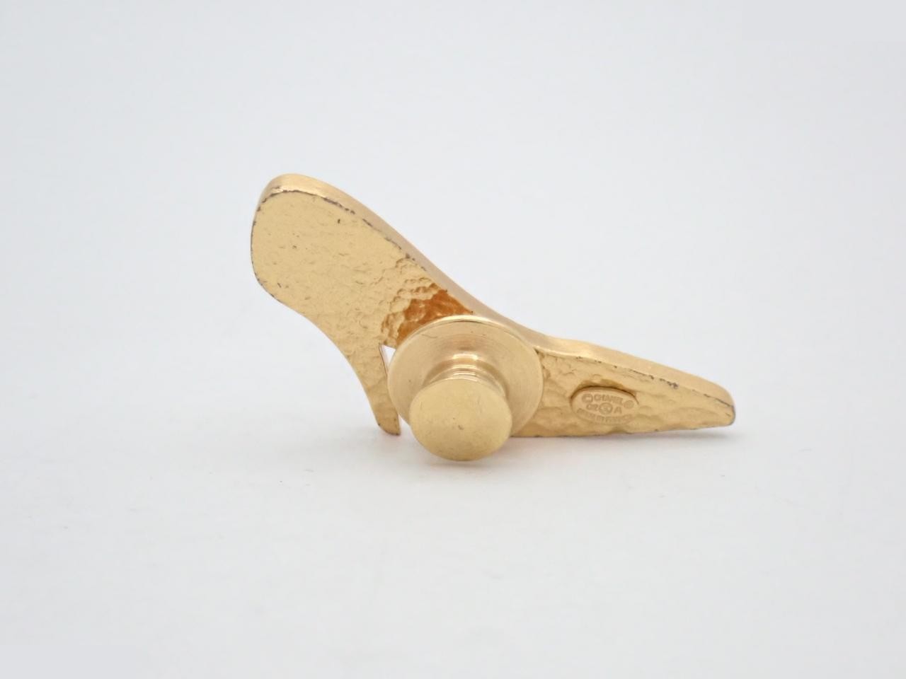 High heel shaped pin brooch — view 2