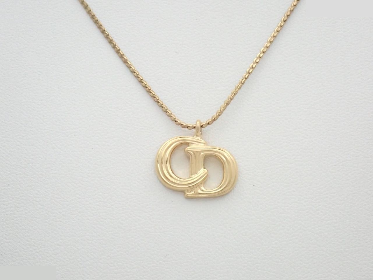 Other line: Precious metal necklaces and pendants, neck circumference approximately 46 cm.