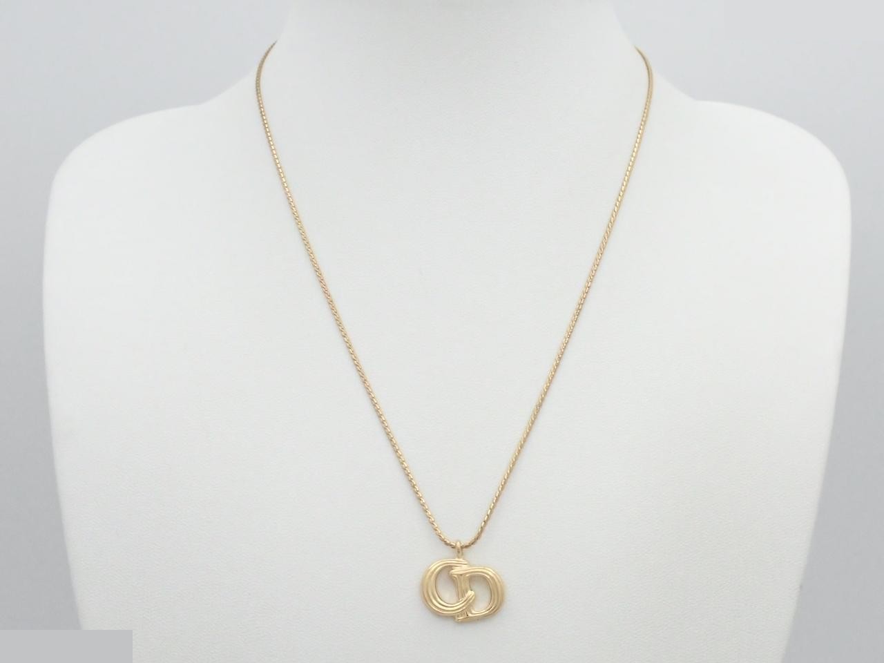 Other line: Precious metal necklaces and pendants, neck circumference approximately 46 cm. — view 3