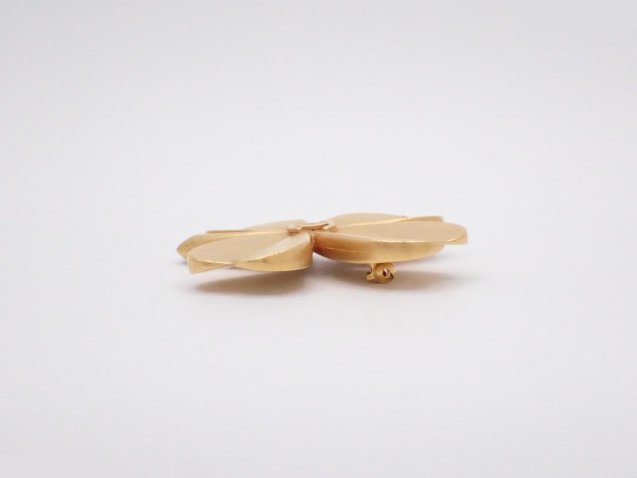 Four-leaf clover Coco mark brooch — view 3