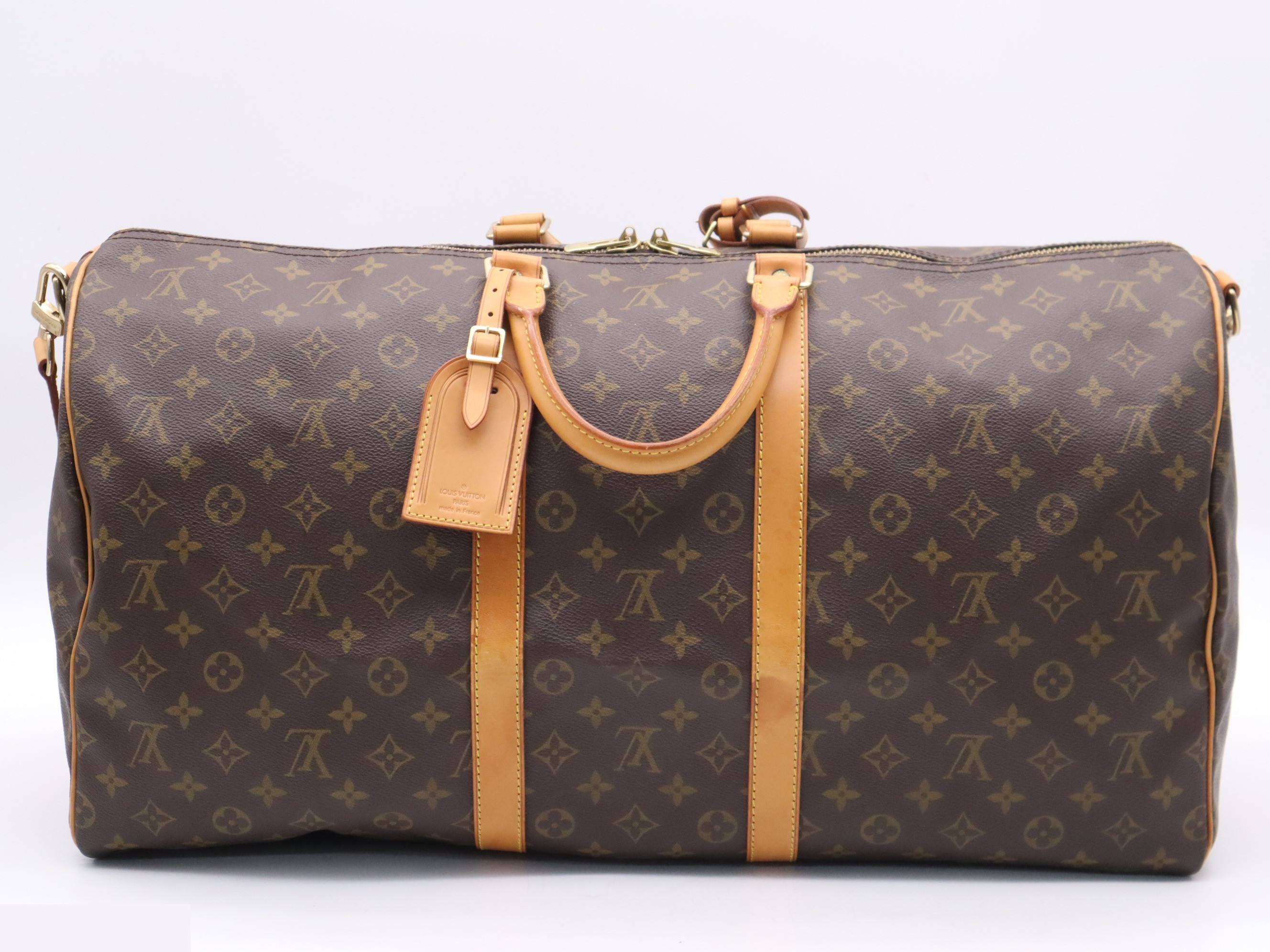 Keepall Bandoulière 55 with shoulder strap, name tag, and handle. — view 2