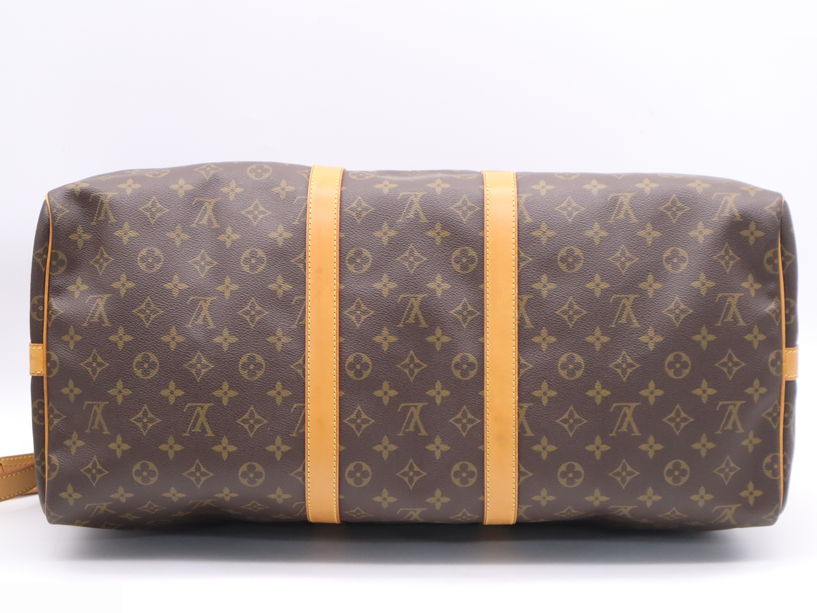 Keepall Bandoulière 55 with shoulder strap, name tag, and handle. — view 4
