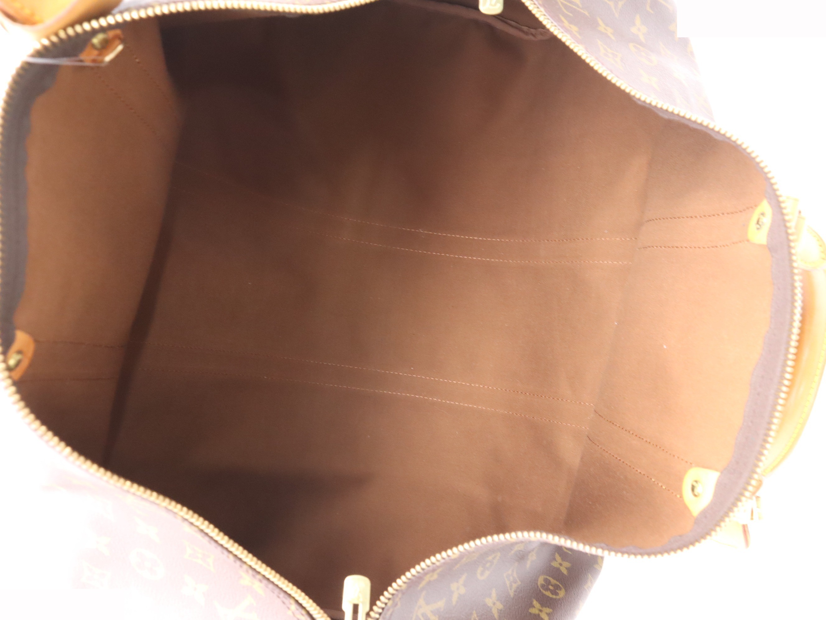 Keepall Bandoulière 55 with shoulder strap, name tag, and handle. — view 7