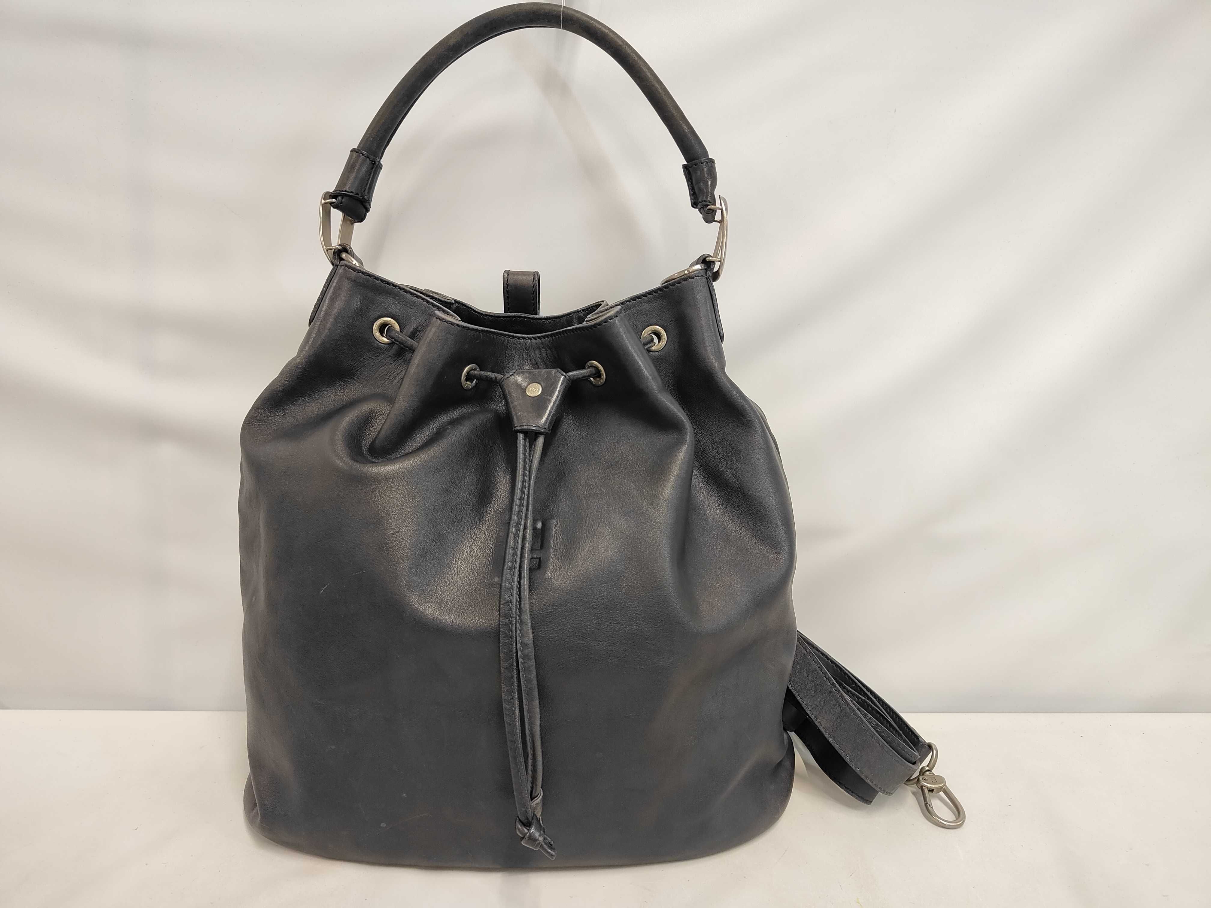 drawstring leather 3-way bag, made in Italy, can be used as a one-shoulder bag, backpack, or shoulder bag.