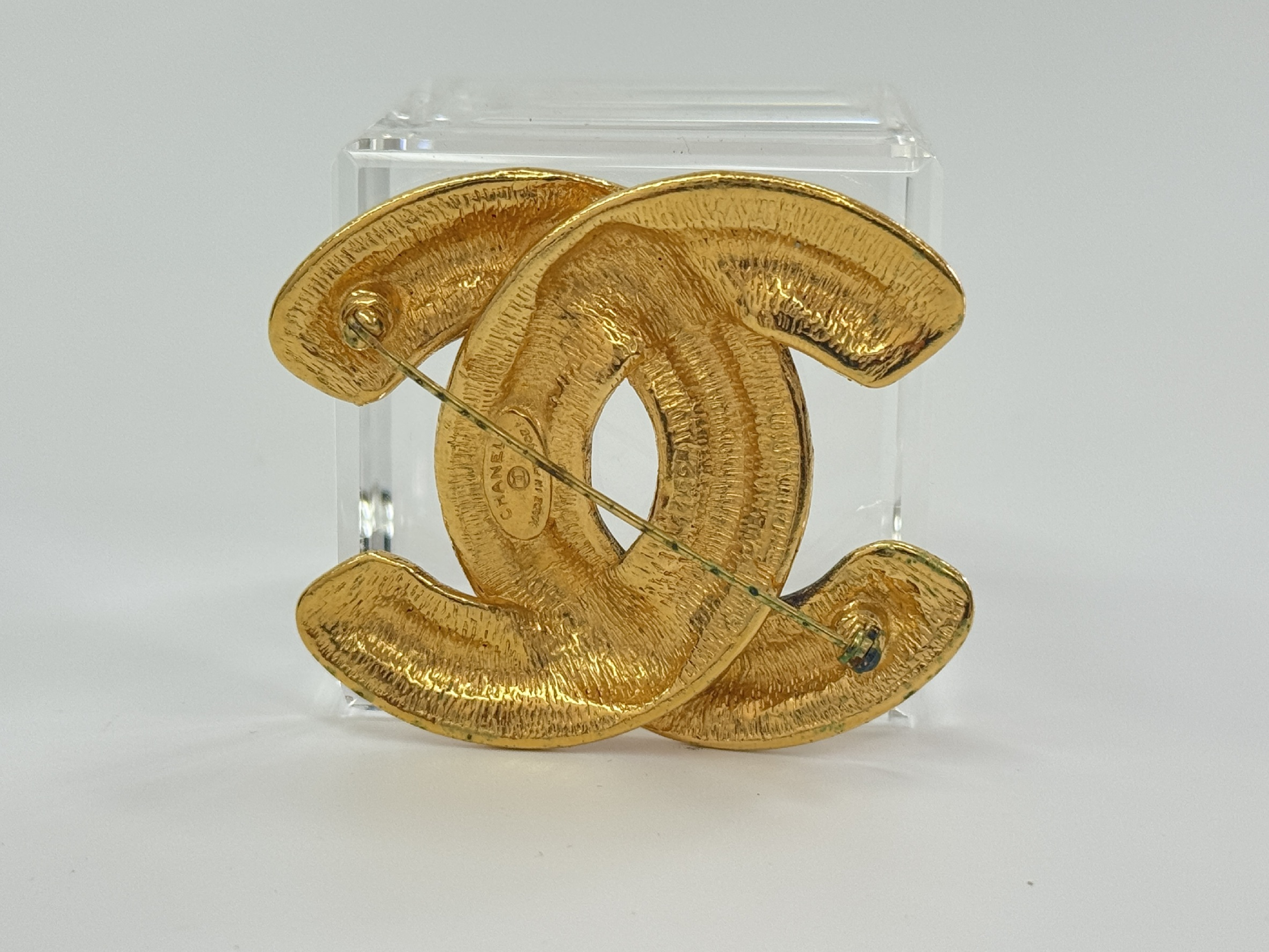 Matelasse gold brooch with rice brooch — view 2
