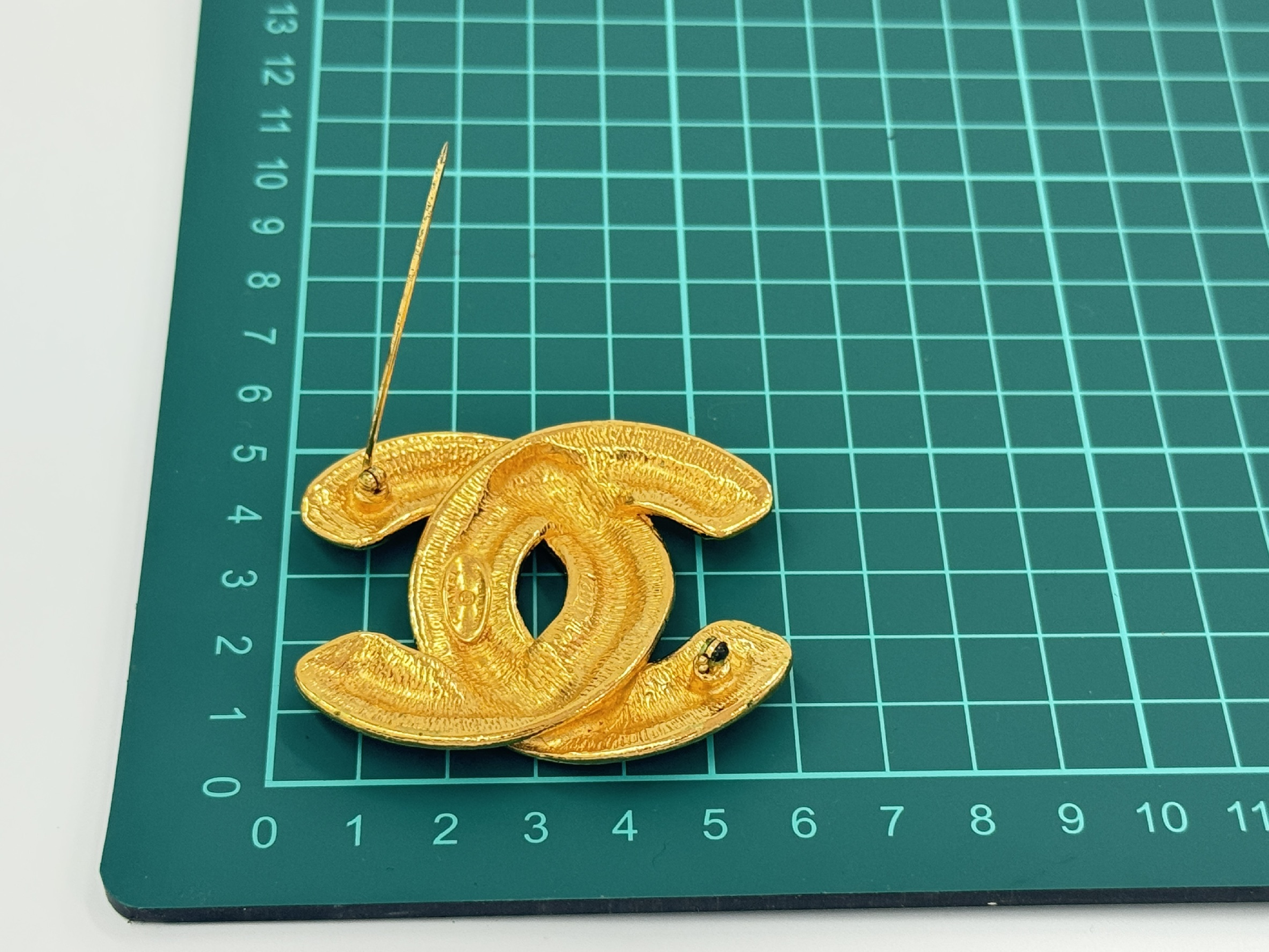 Matelasse gold brooch with rice brooch — view 3