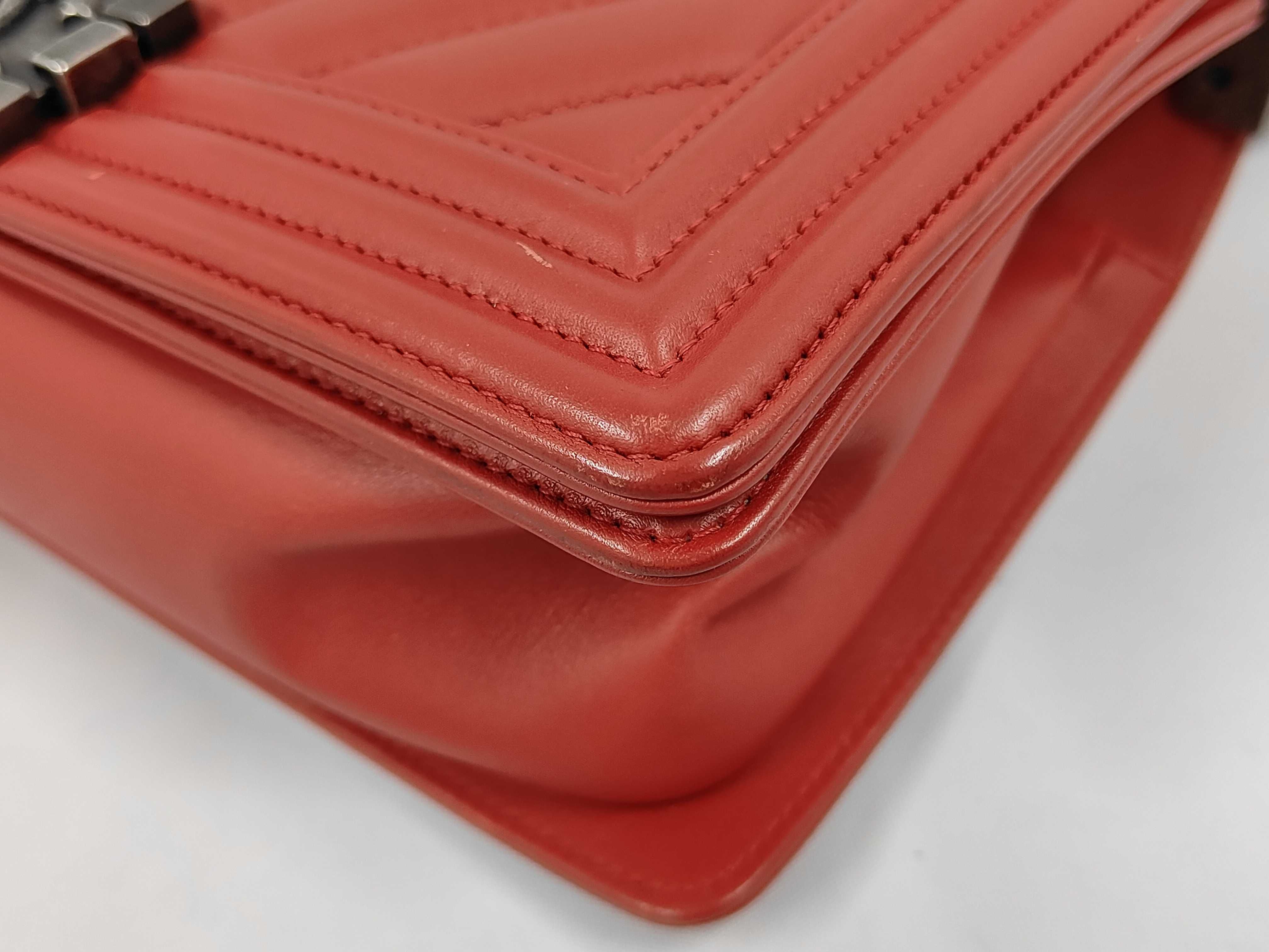 Chevron V-stitch Boy Chanel Chain Shoulder Bag — view 4