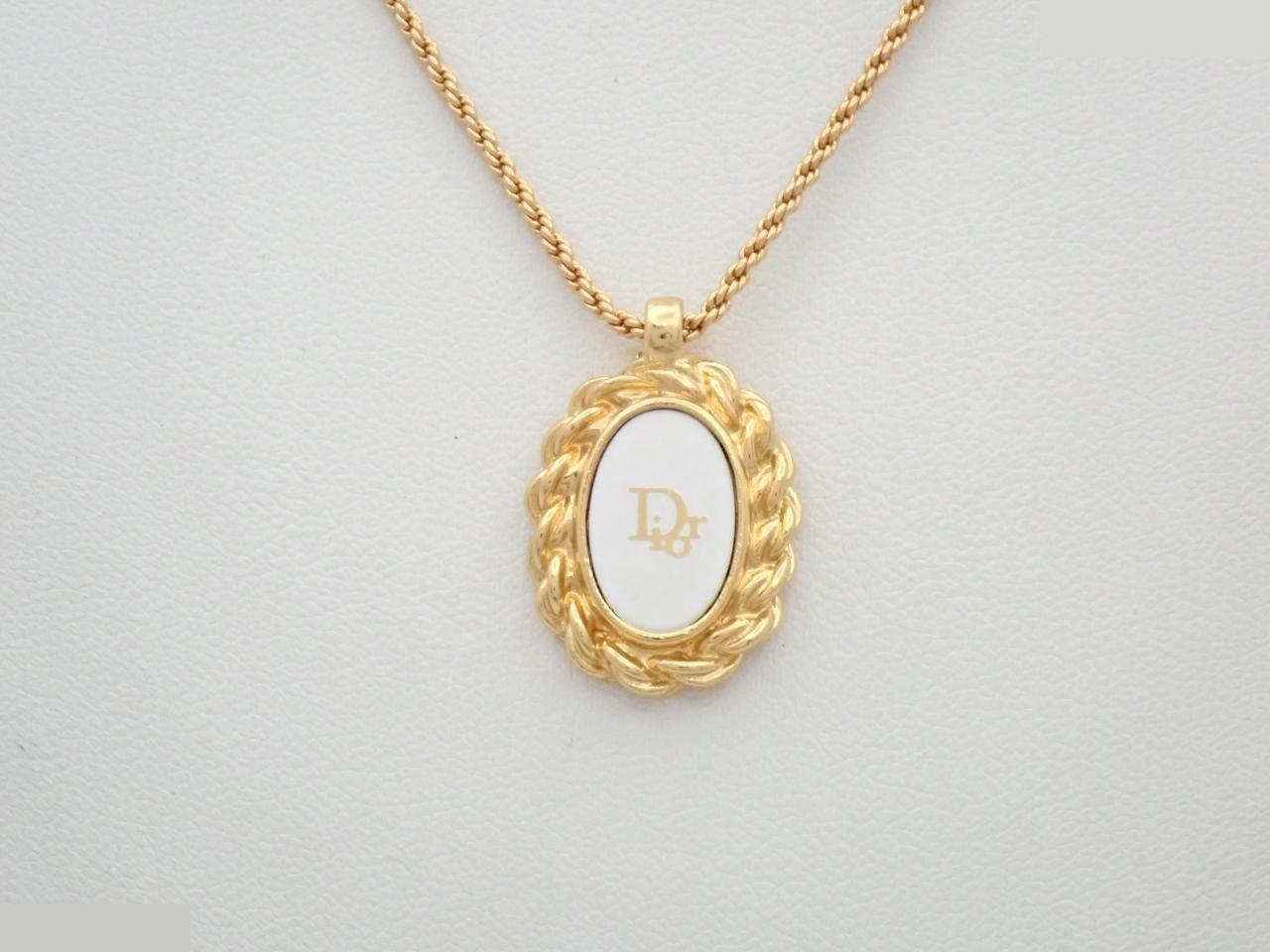 necklace, chain approximately 43cm