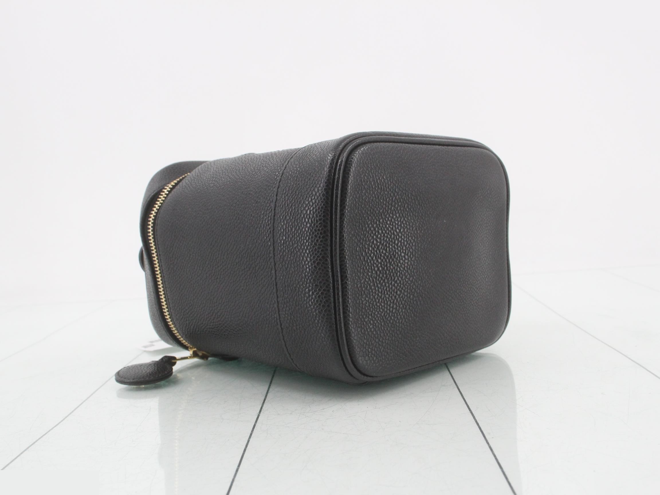 Caviar skin vanity case, gold hardware, black, serial number 7 series, card slots included. — view 5