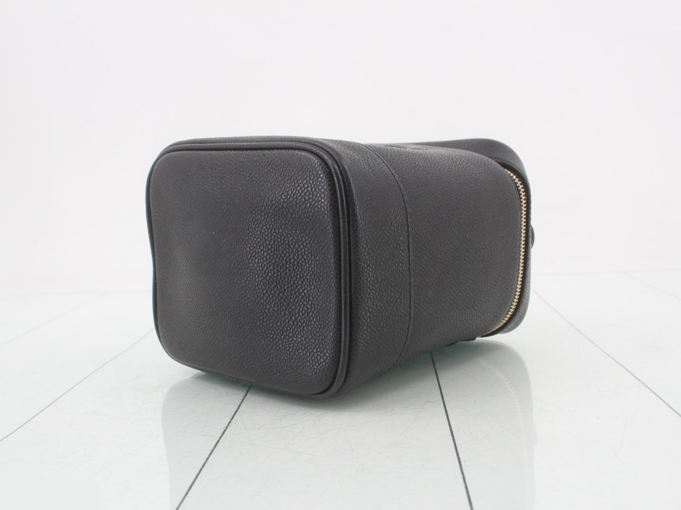 Caviar skin vanity case, gold hardware, black, serial number 7 series, card slots included. — view 6