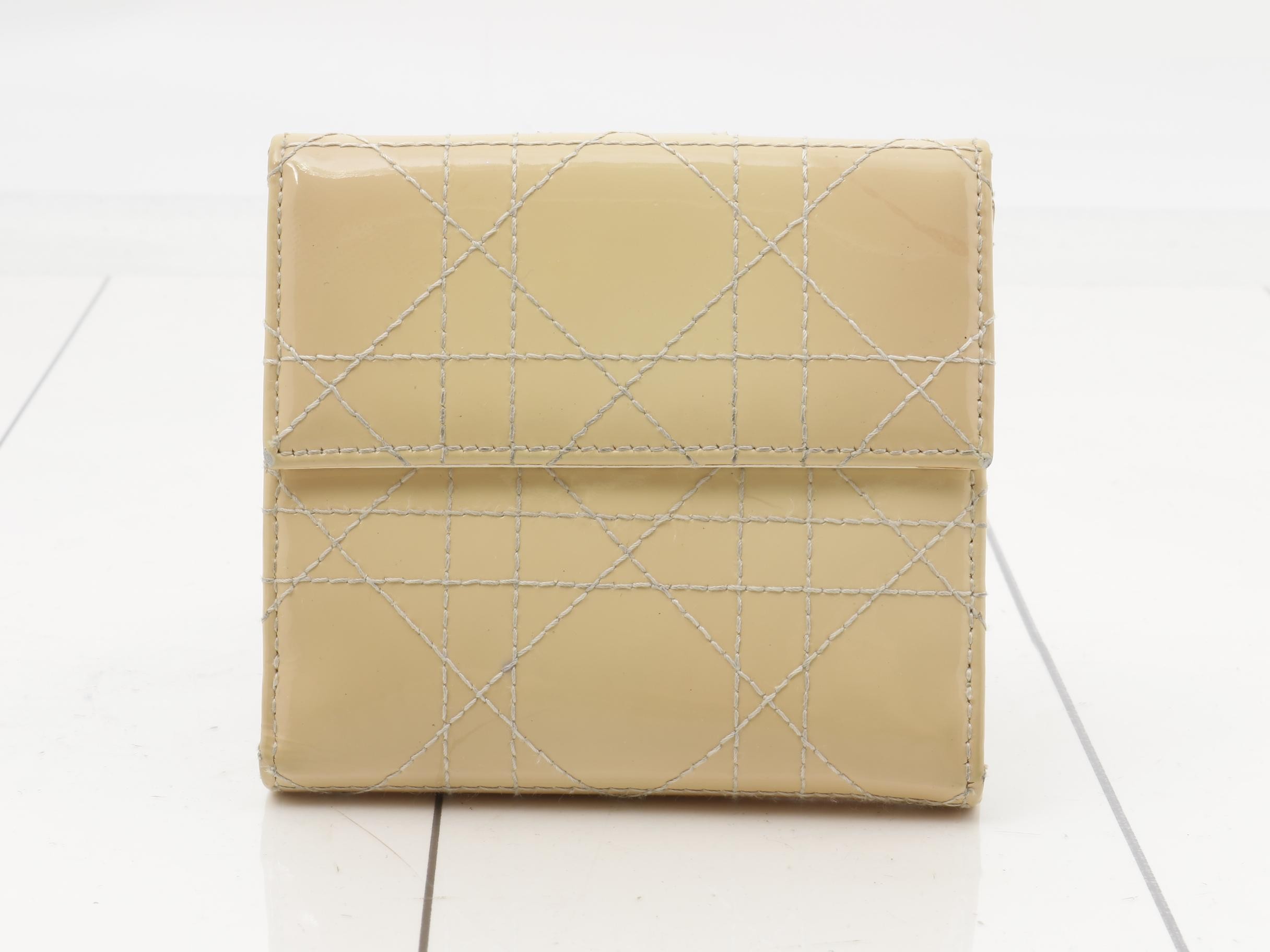 wallet — view 2
