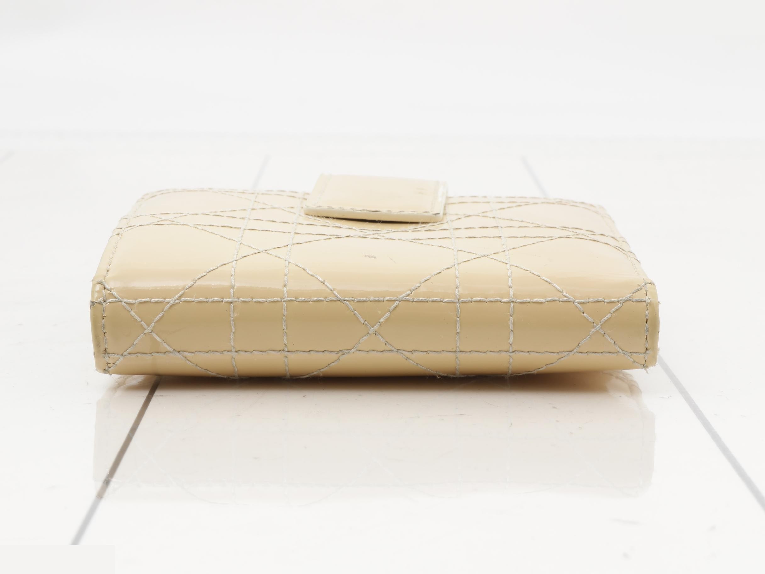wallet — view 3