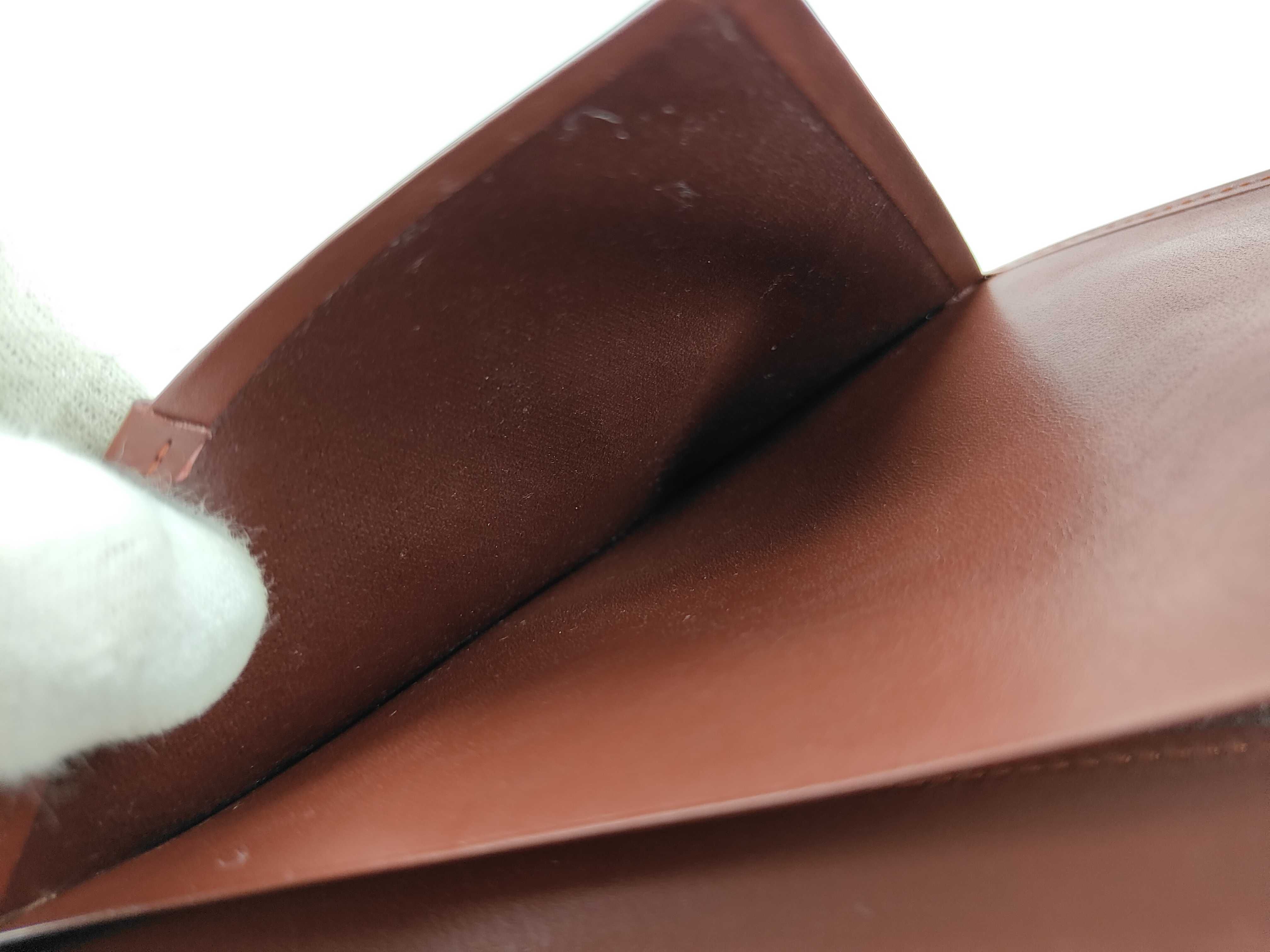 Must line wallet/billfold — view 8