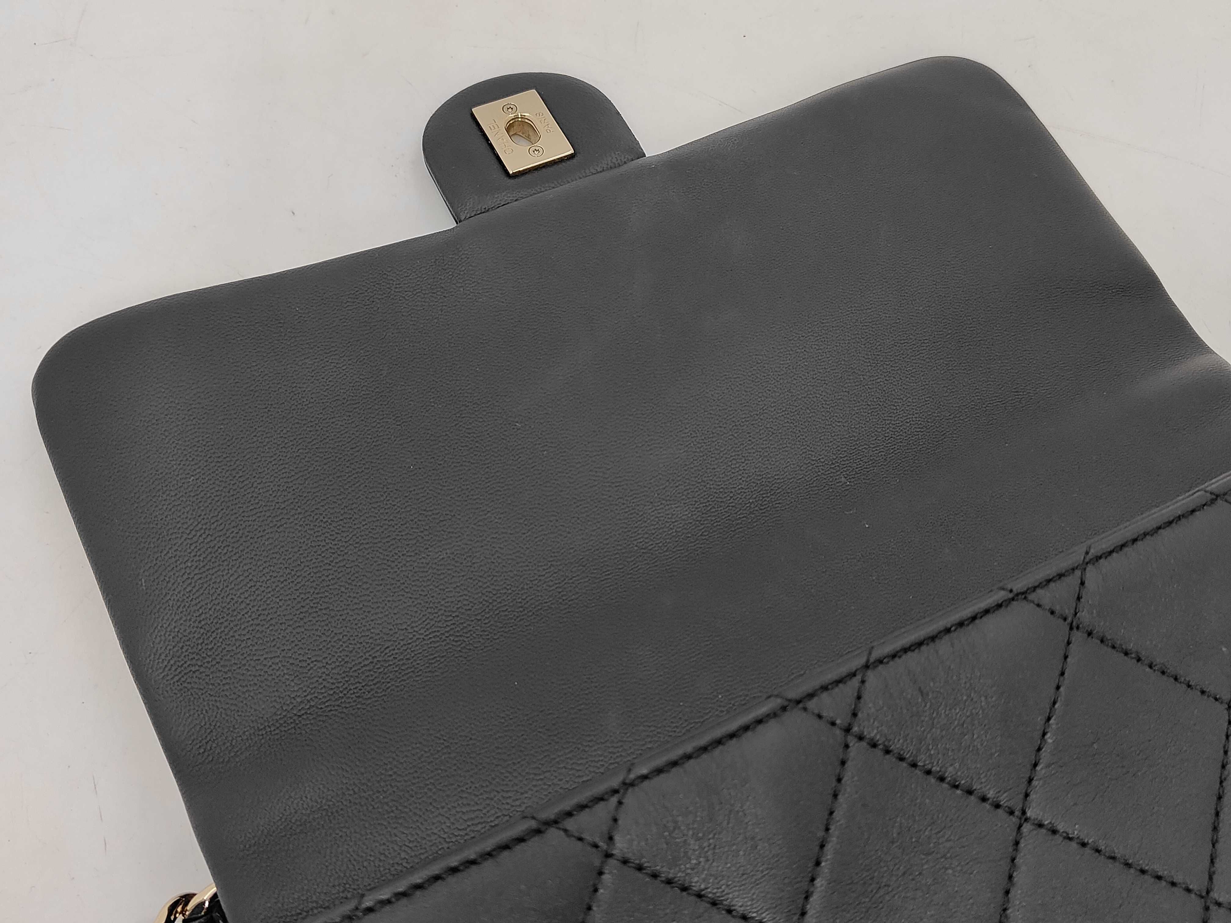 Matelassé Chain Shoulder Bag, with original sticker, serial number in the 29 range. — view 11