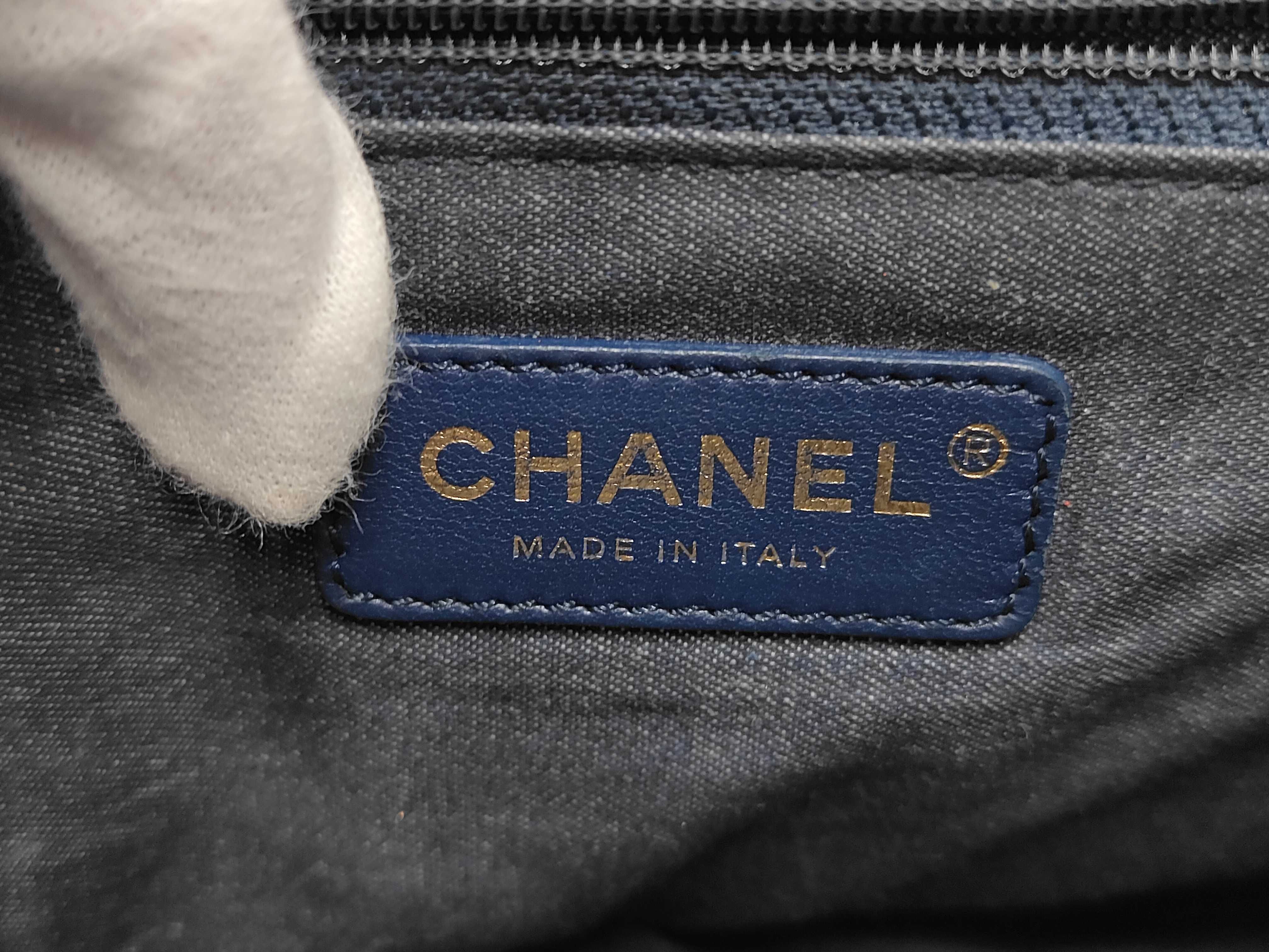 Matelassé Chain Shoulder Bag, with original sticker, serial number in the 29 range. — view 9