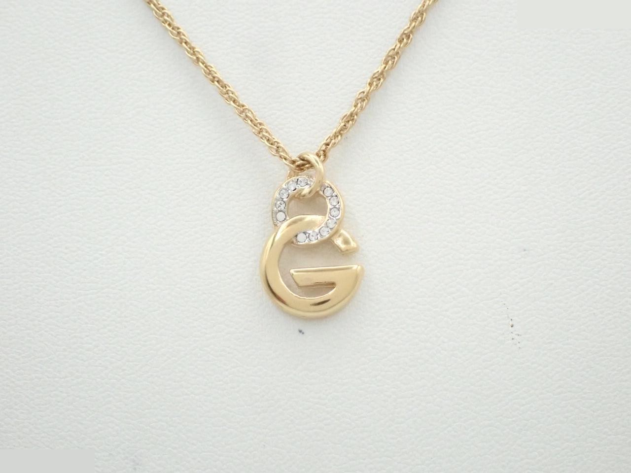 Other line: Precious metal necklaces and pendants, neck circumference approximately 46 cm.