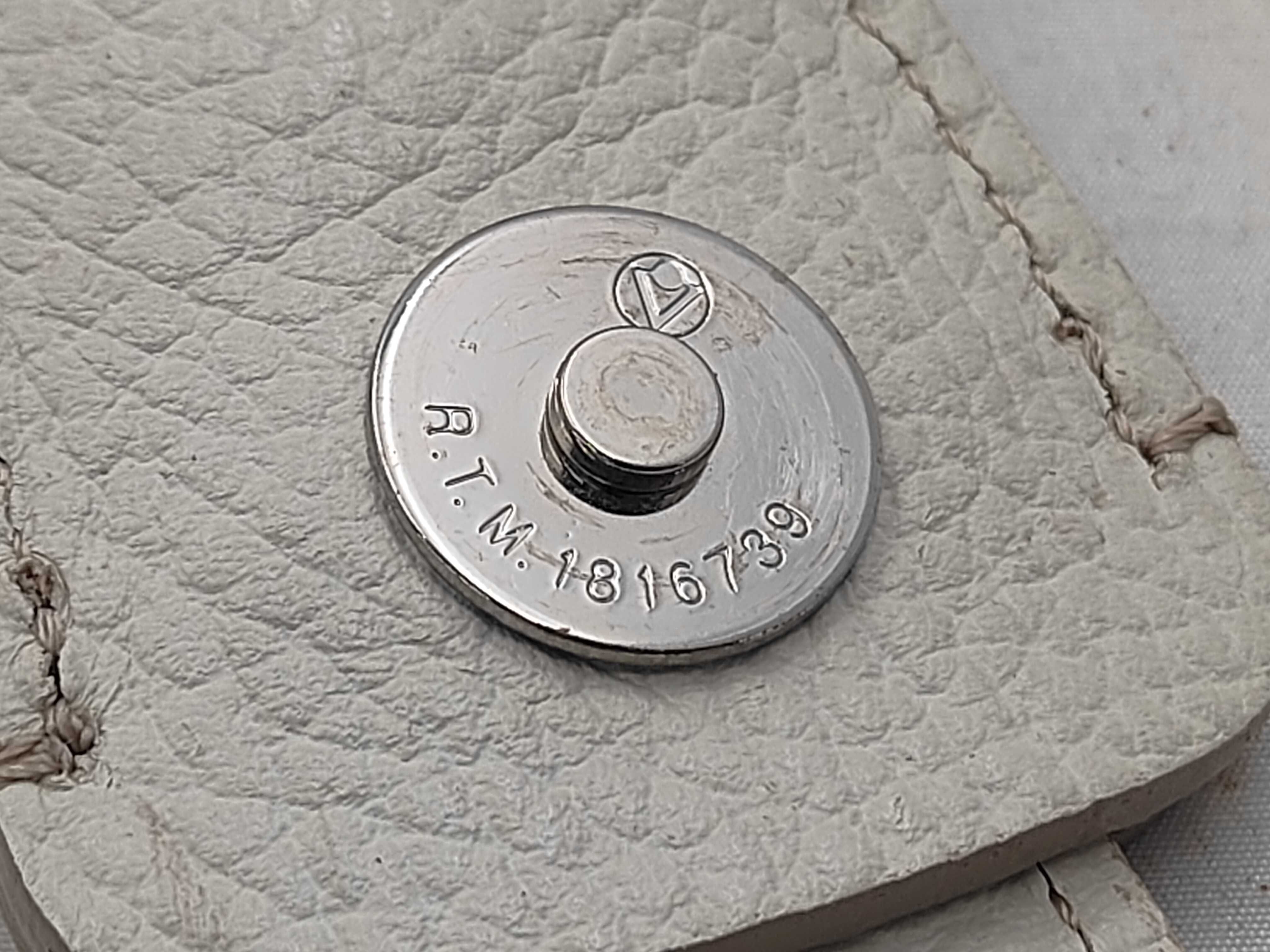 Leather White Shoulder Bag with Nova Check Interior — view 10
