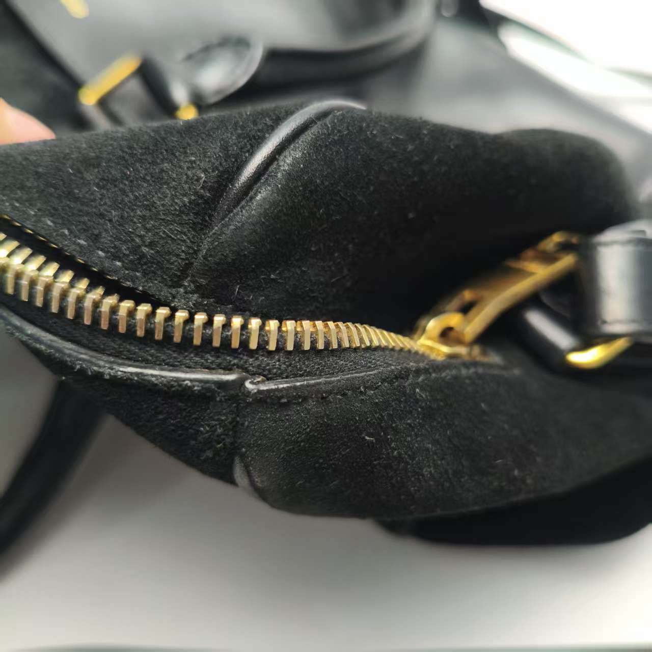 【*Shipped from: China*】Yves Saint Laurent Classic Duffle Leather Shoulder Bag — view 11