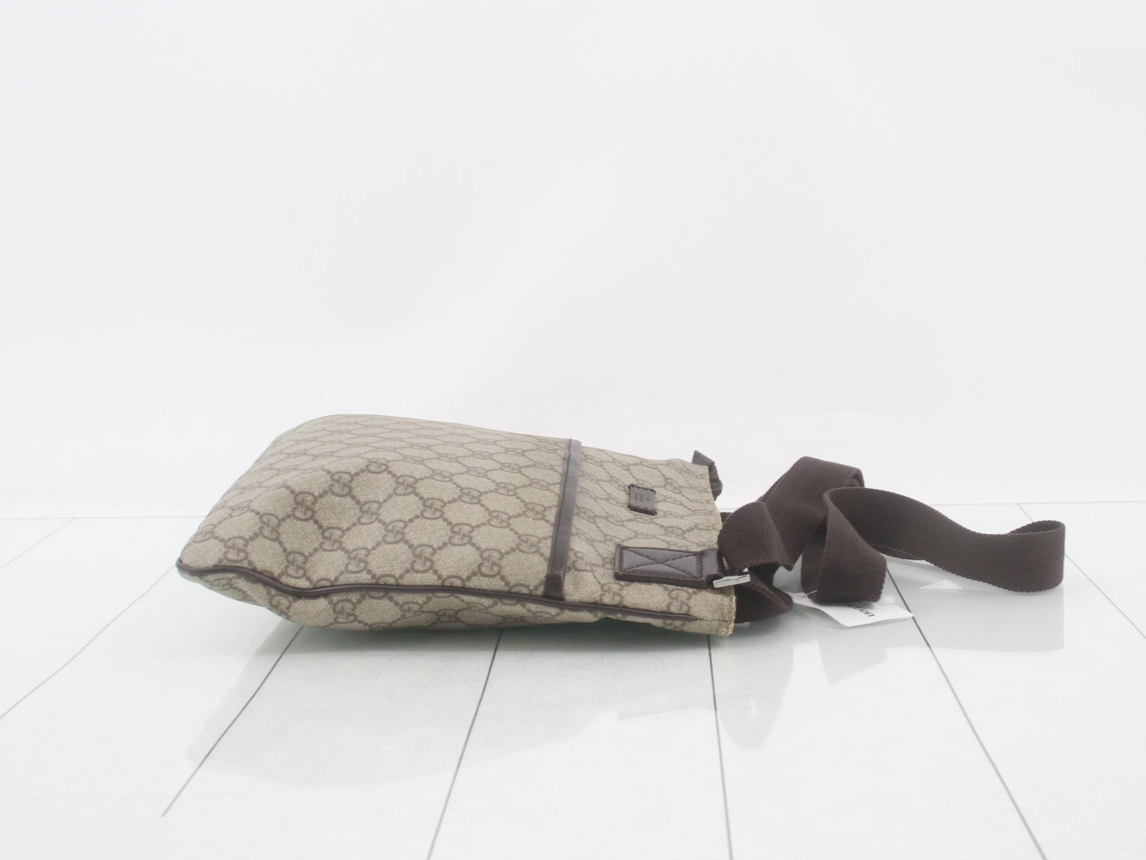 GG Supreme Shoulder Bag — view 3