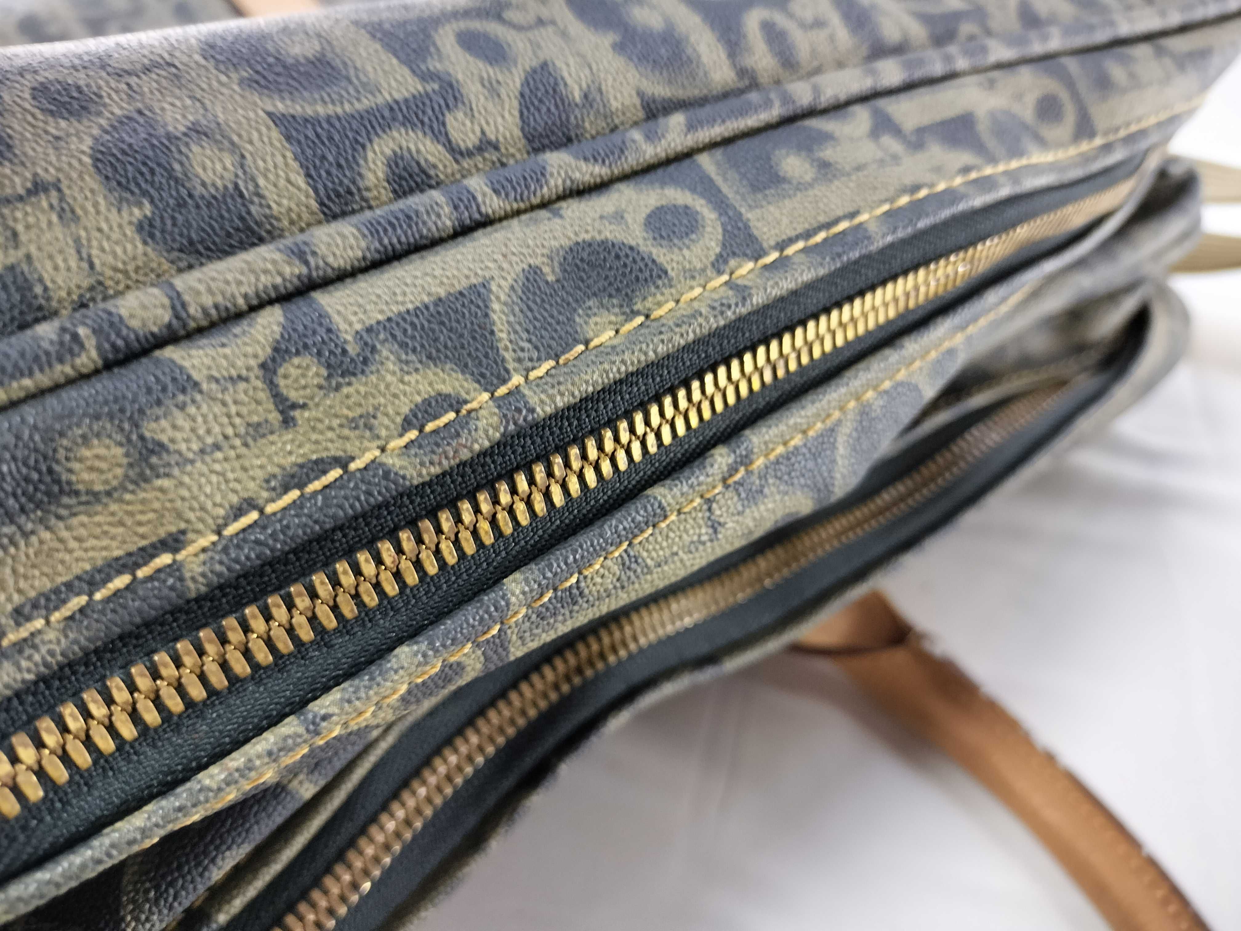 Boston bag (shows signs of wear) Boston bag — view 7