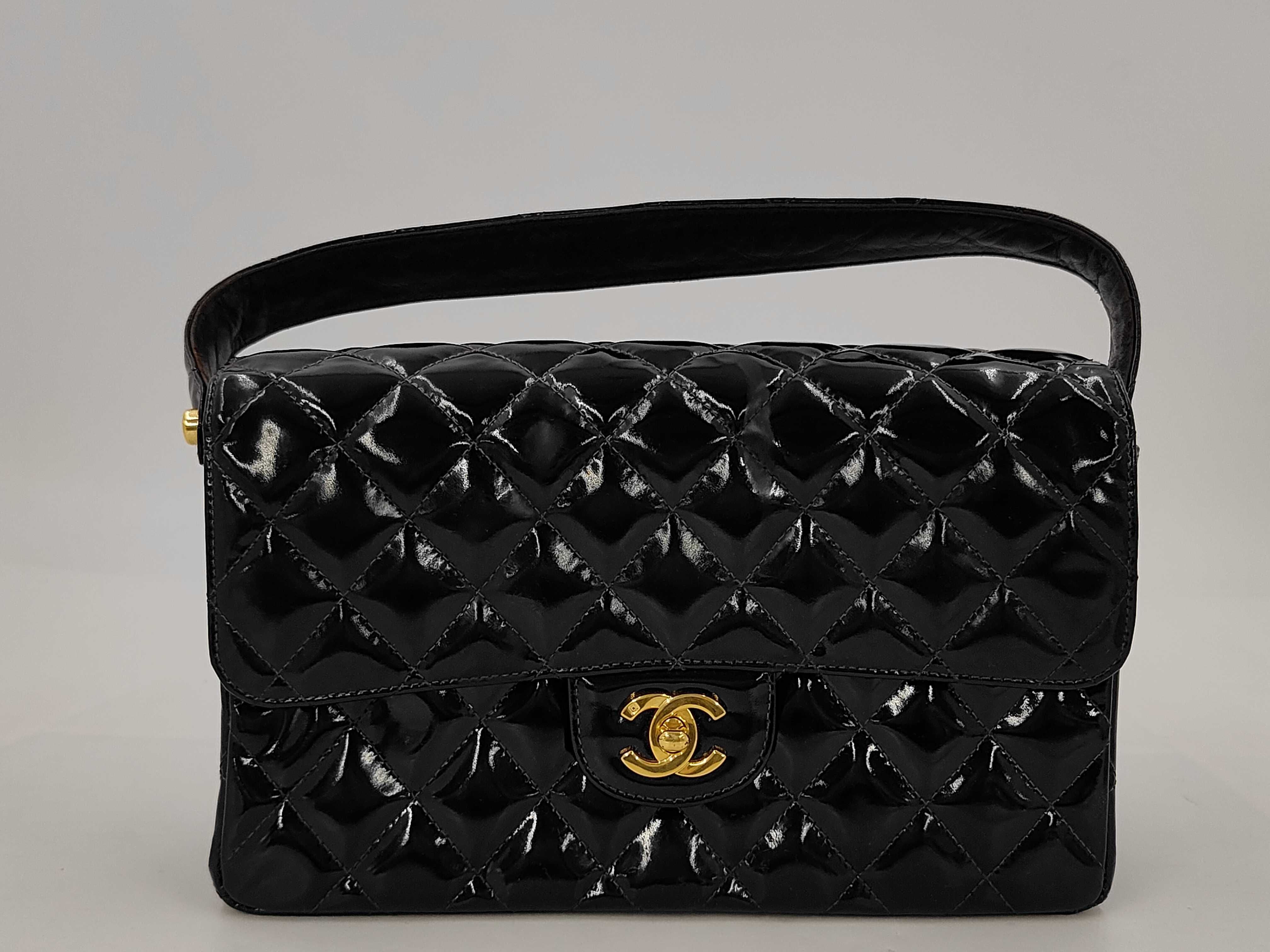 enamel Matelassé handbag with Coco Mark sticker.