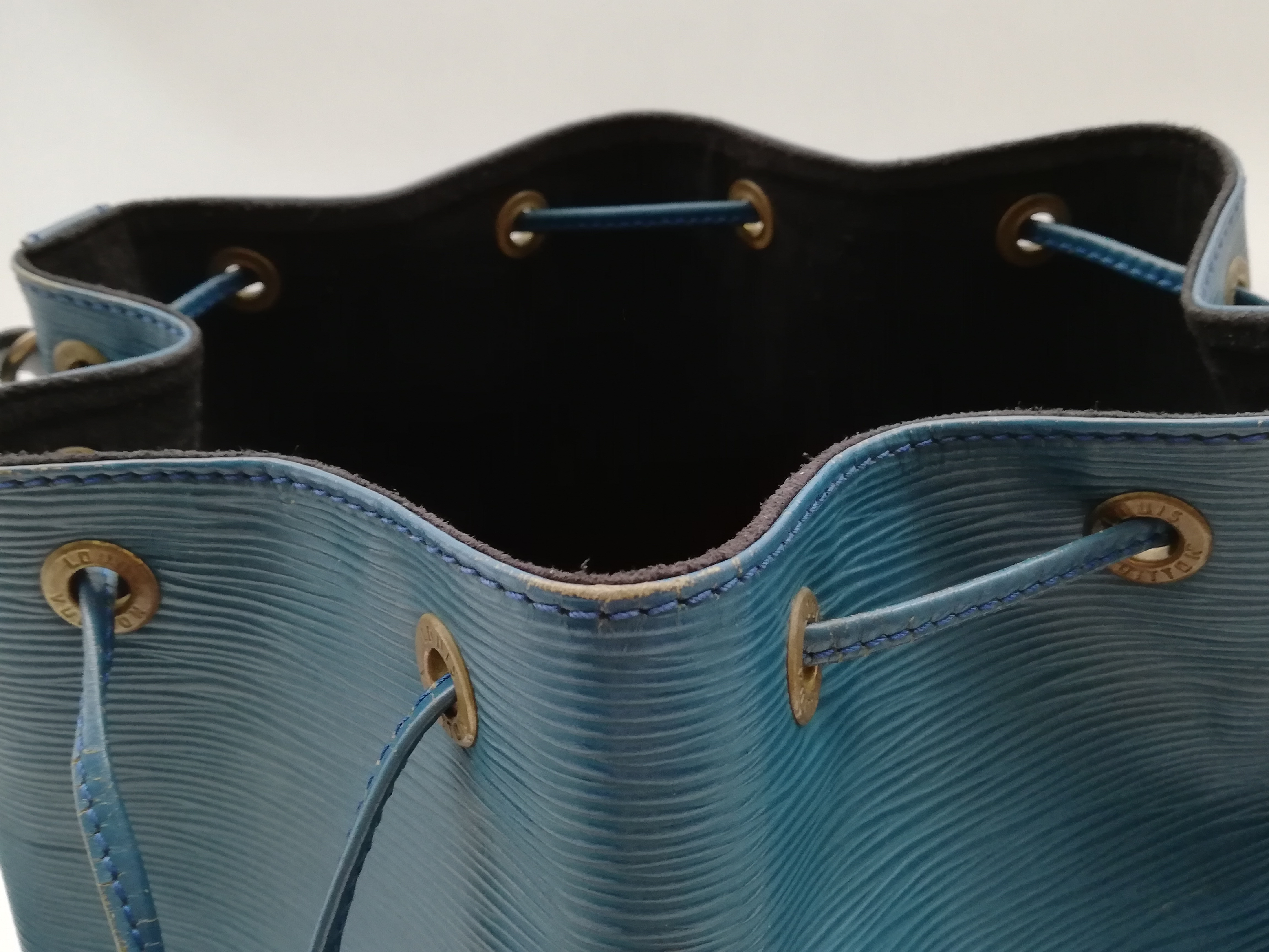 Epi Petit Noé M44105 Handbag — view 11