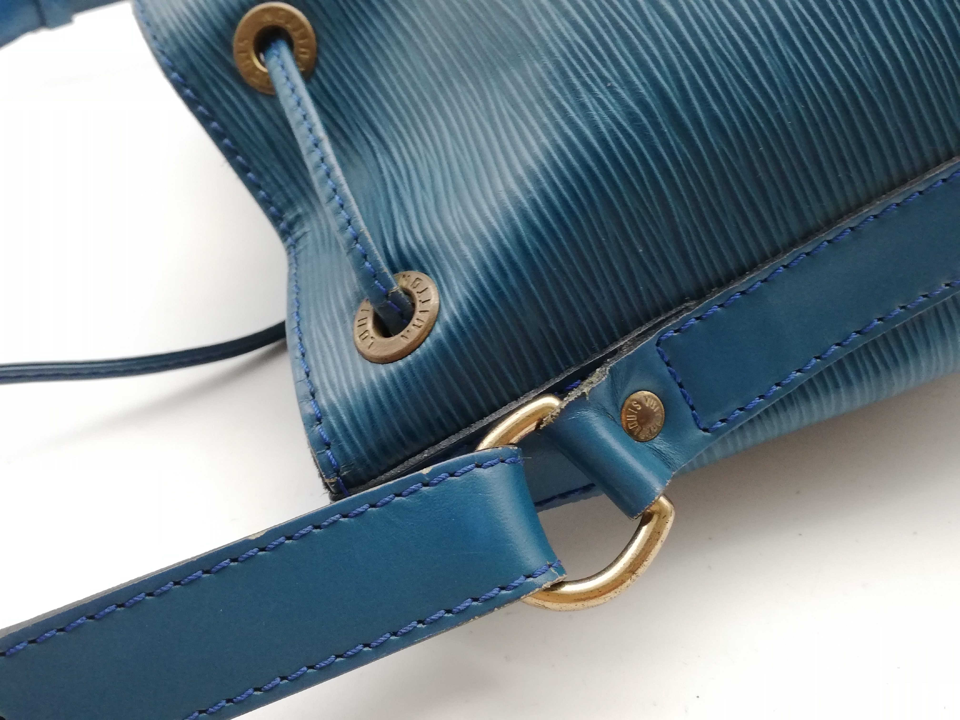 Epi Petit Noé M44105 Handbag — view 12