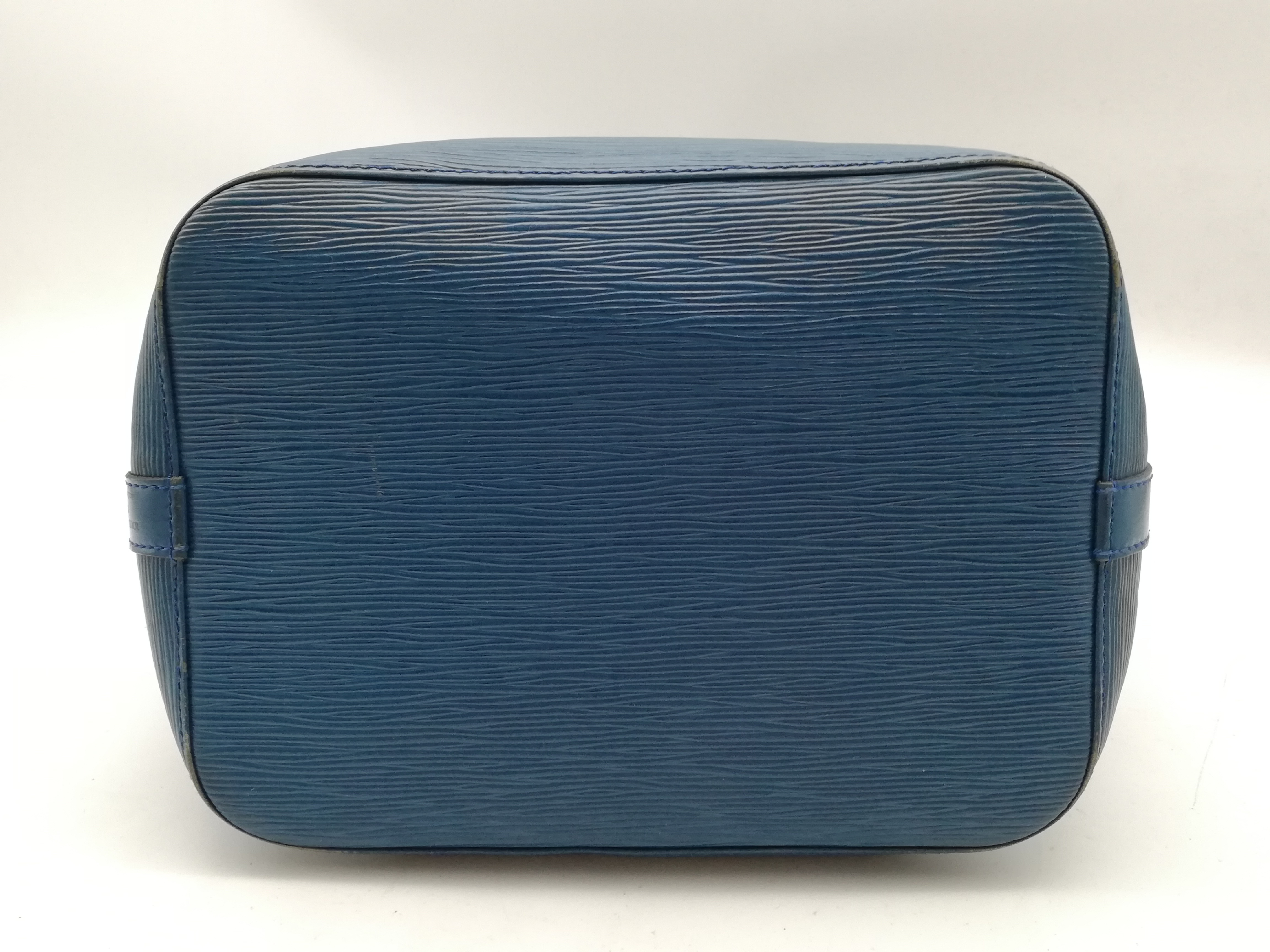 Epi Petit Noé M44105 Handbag — view 5