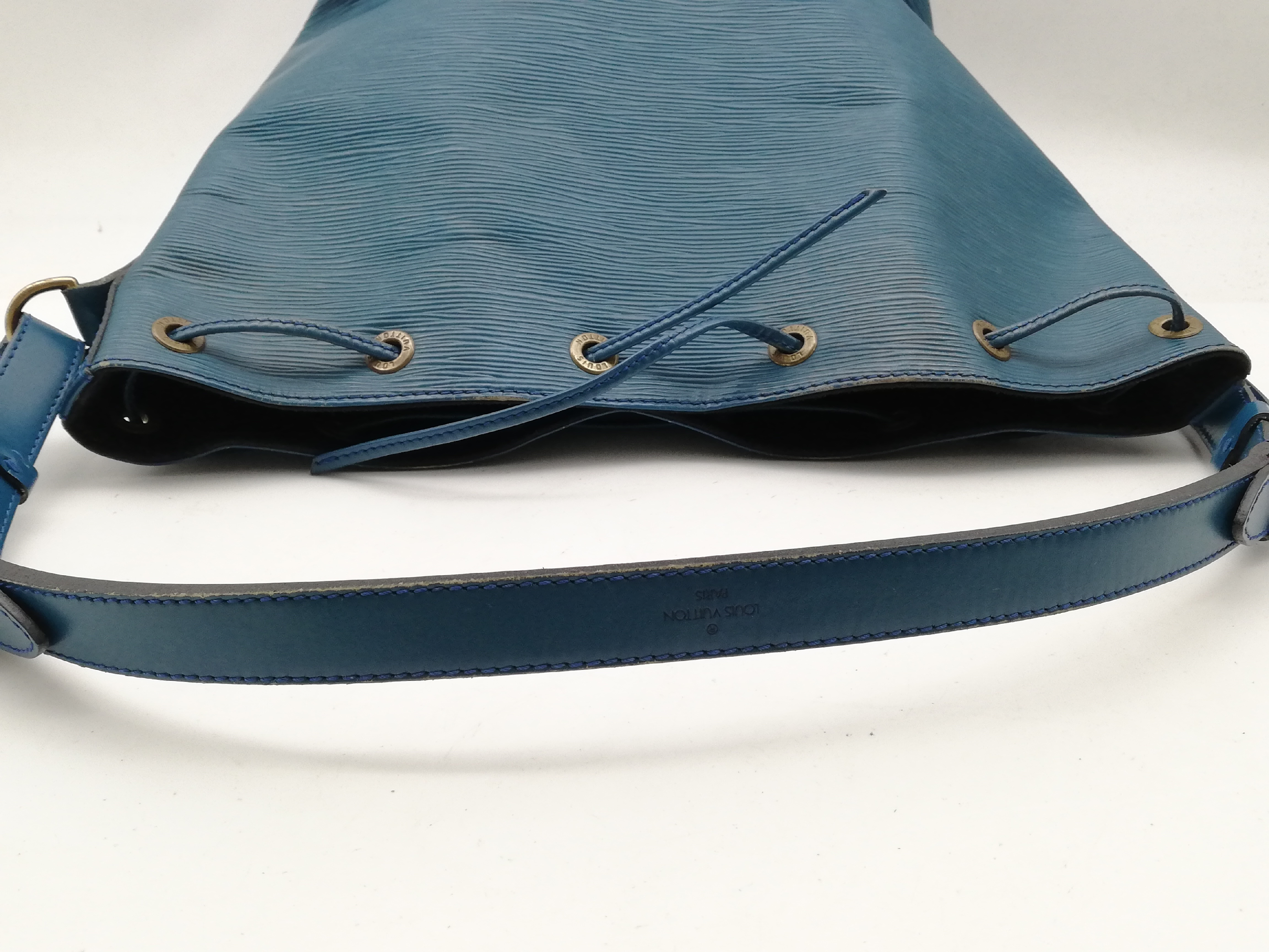 Epi Petit Noé M44105 Handbag — view 6
