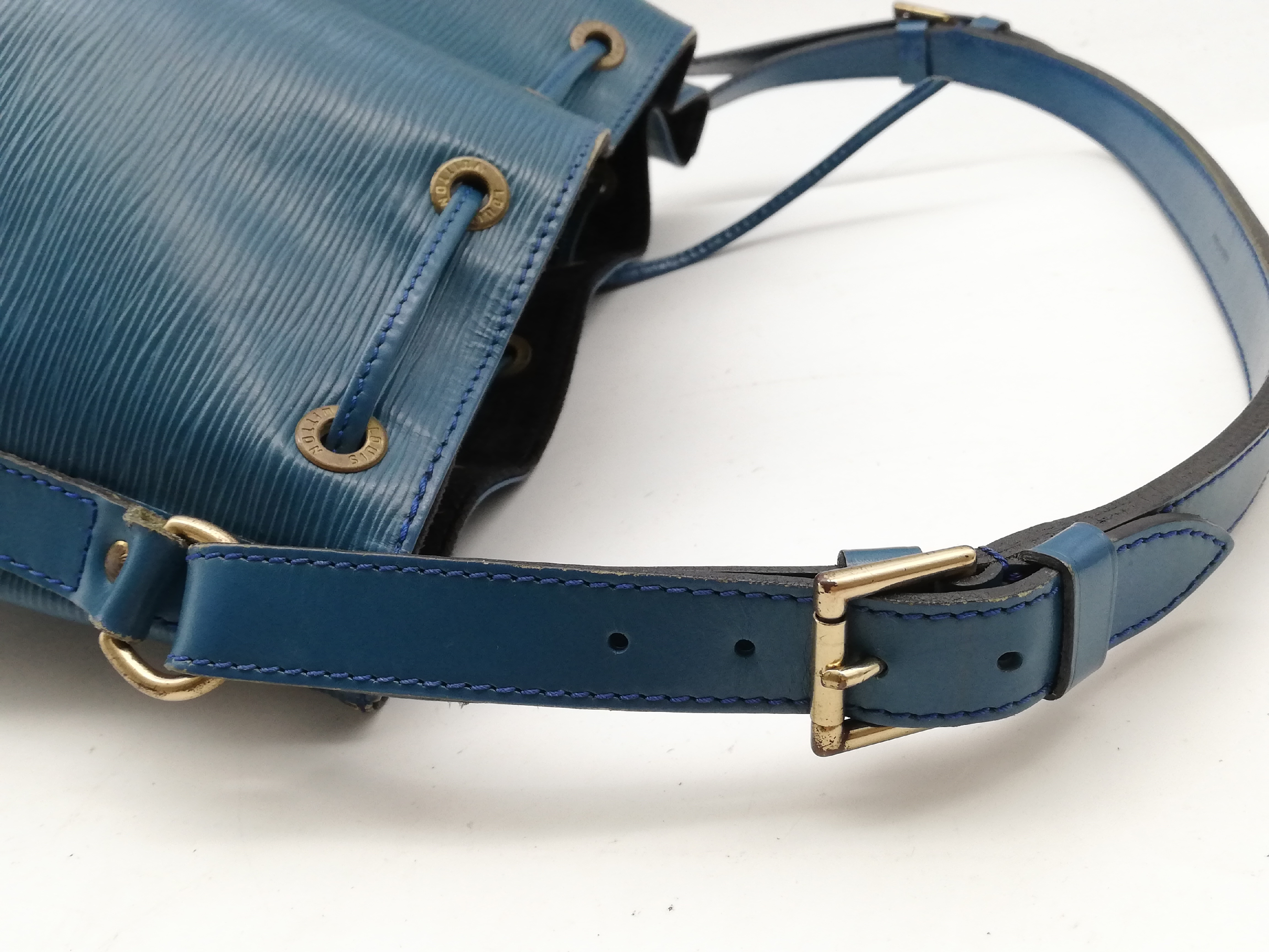 Epi Petit Noé M44105 Handbag — view 8