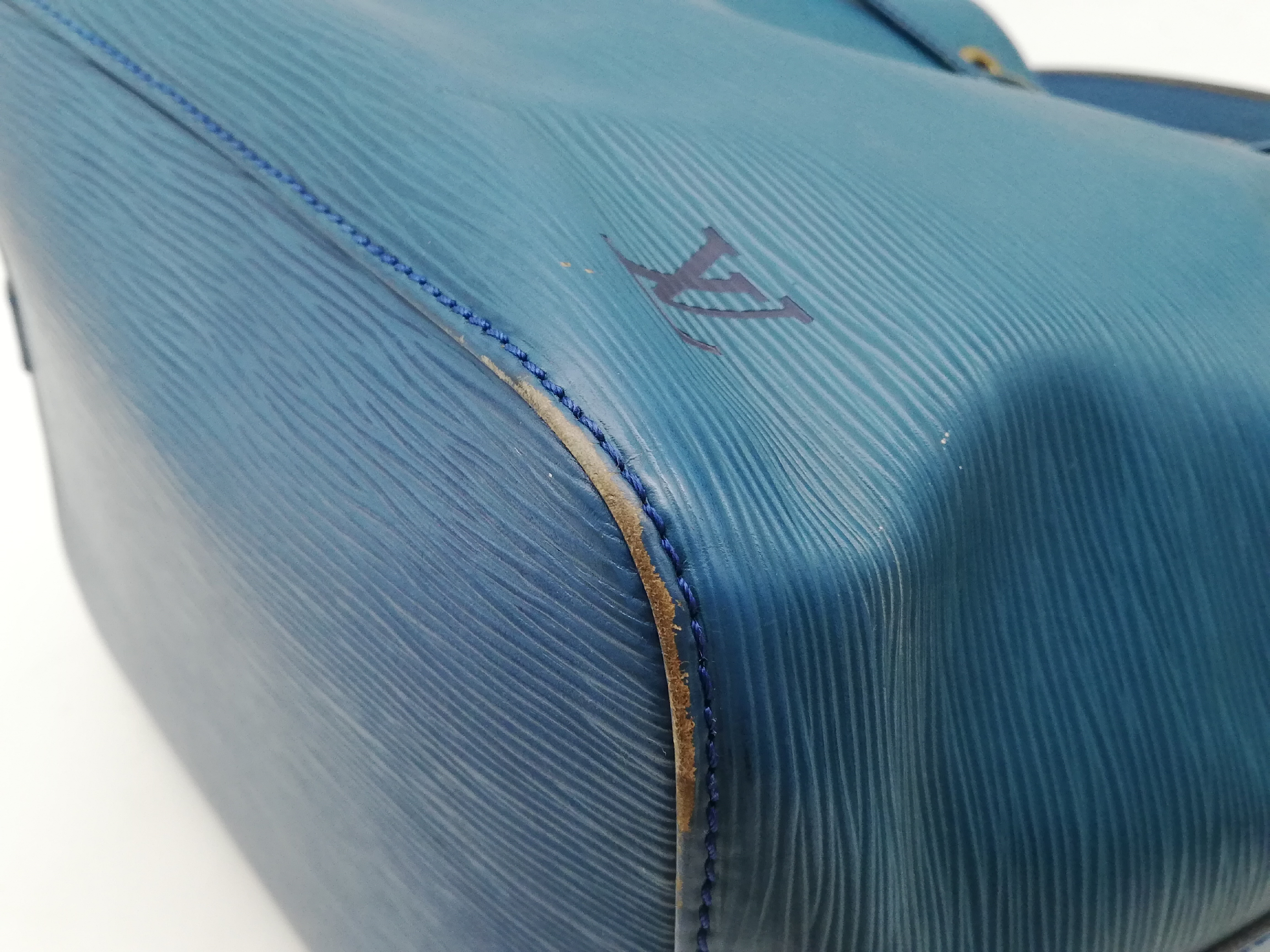Epi Petit Noé M44105 Handbag — view 9