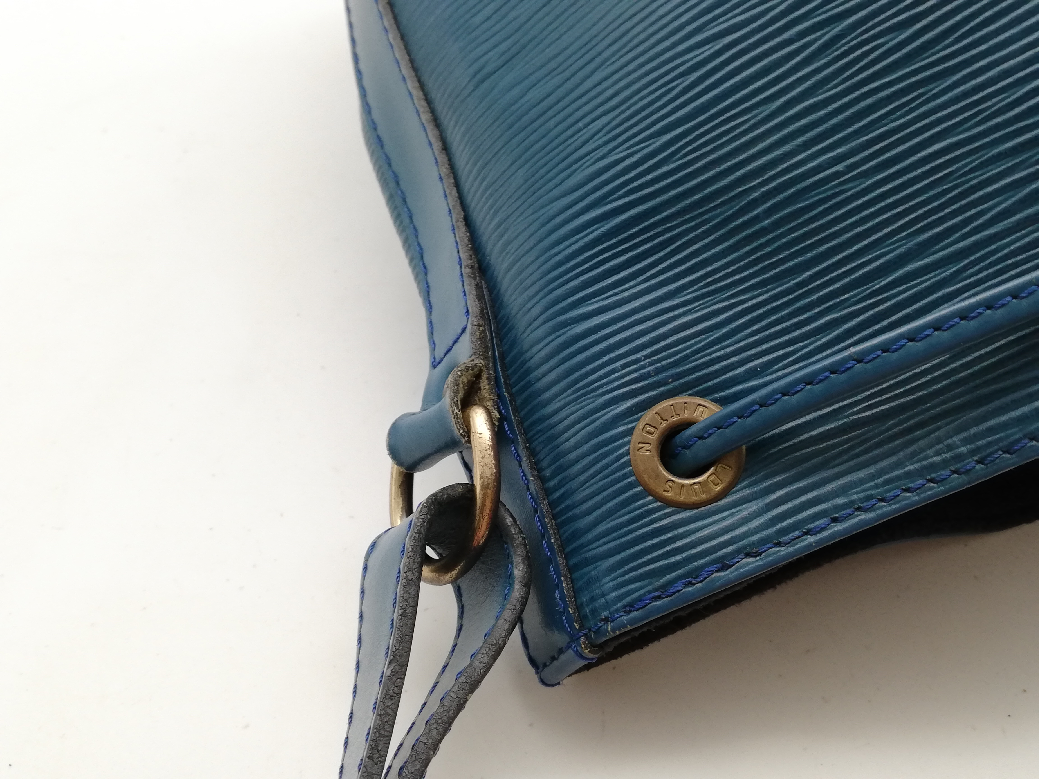 Epi Petit Noé M44105 Handbag — view 10