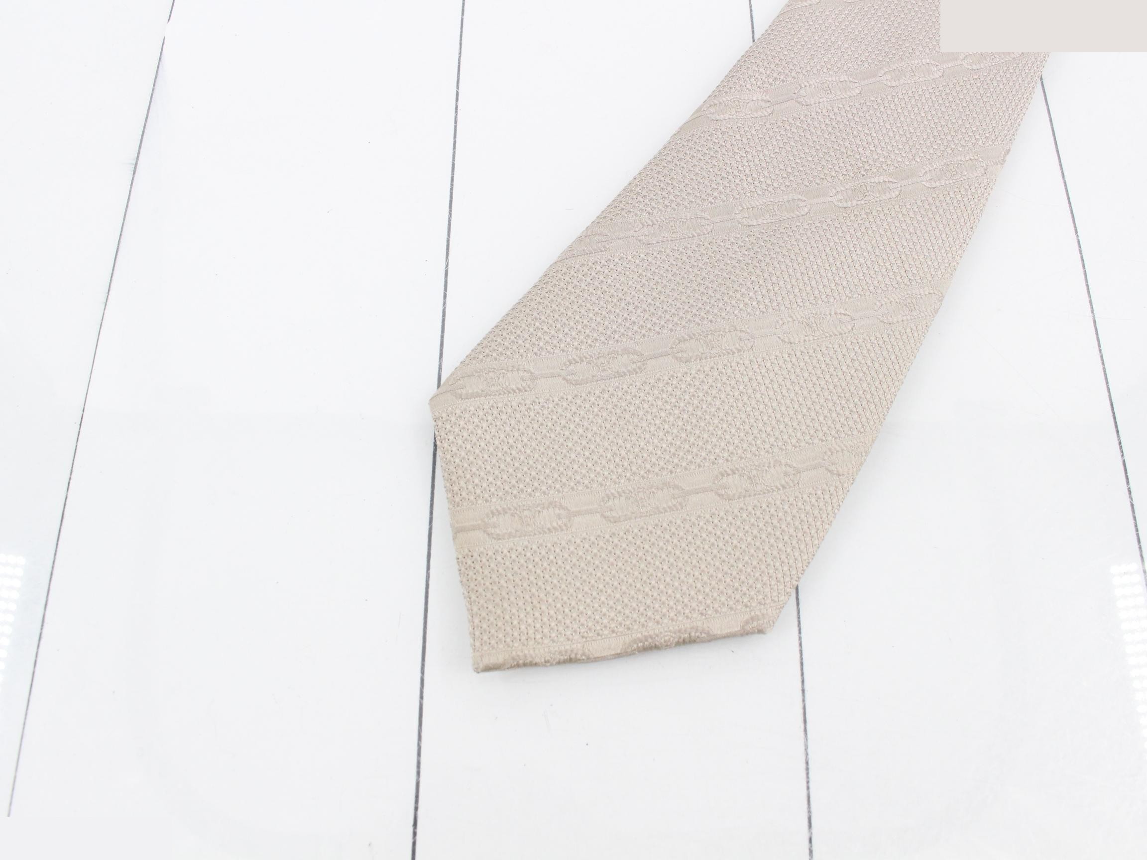 tie — view 3