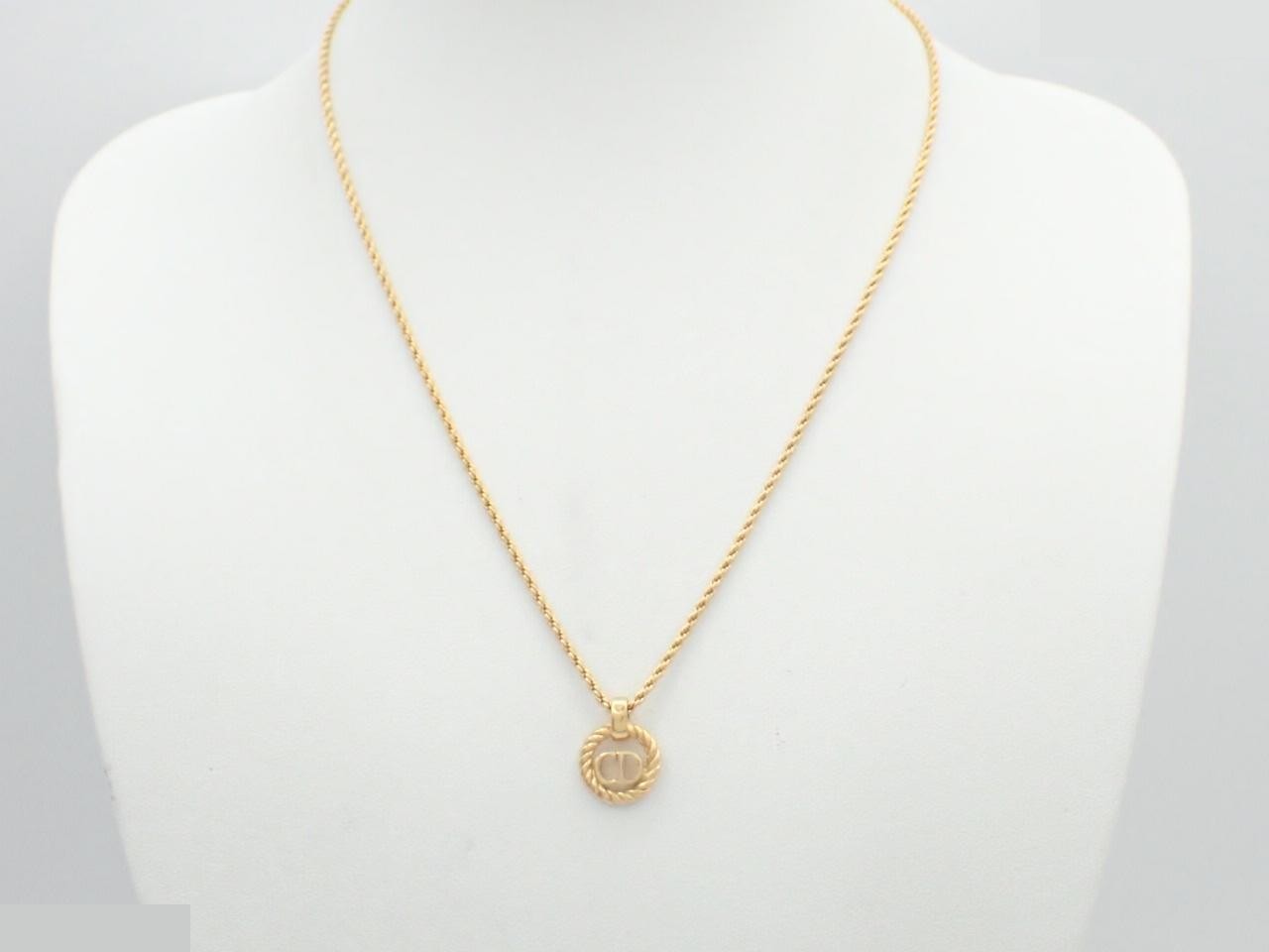 Gold necklace — view 3