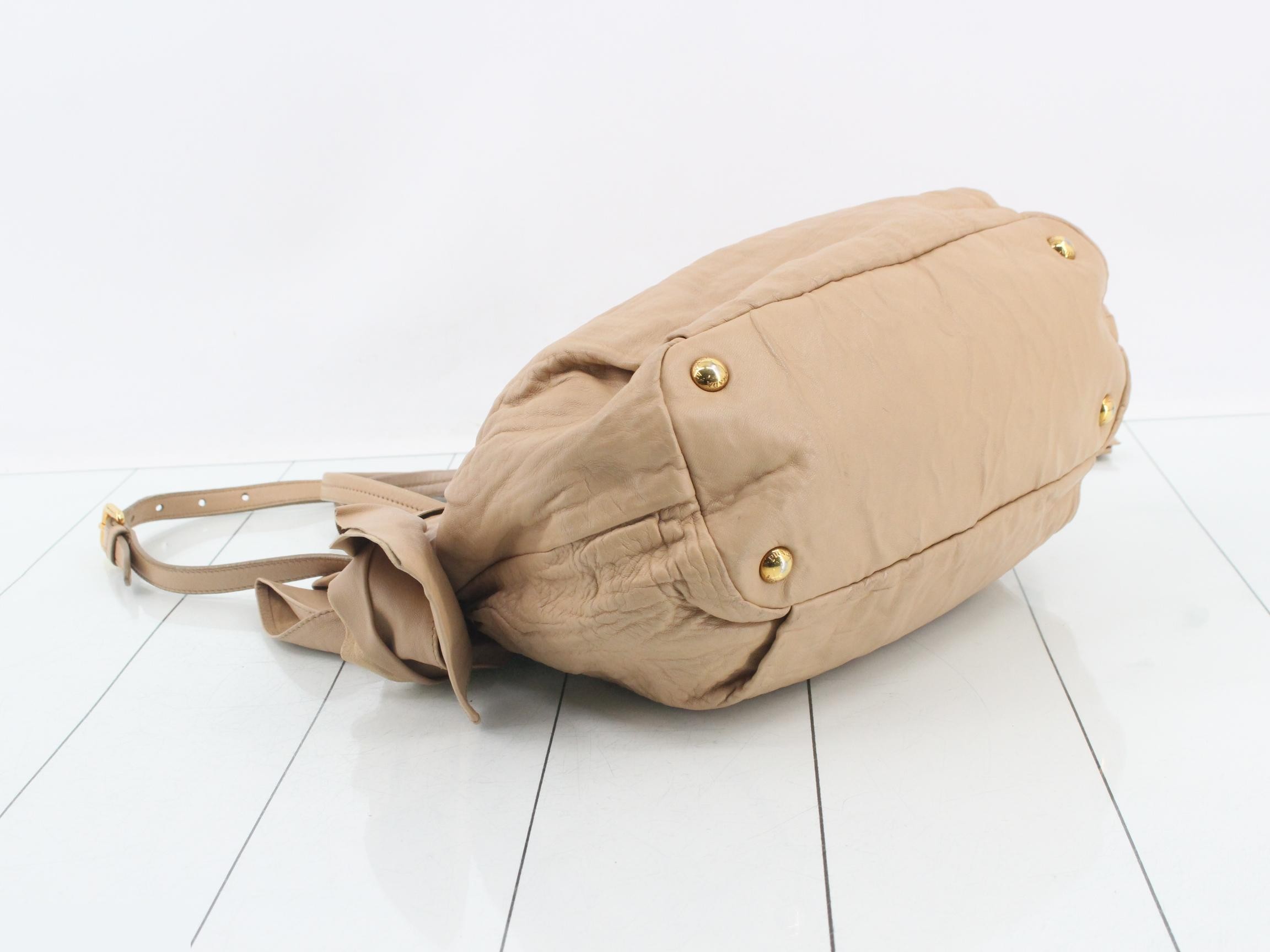 Leather tote bag, beige, gold hardware, shoulder strap and card holder included. — view 5