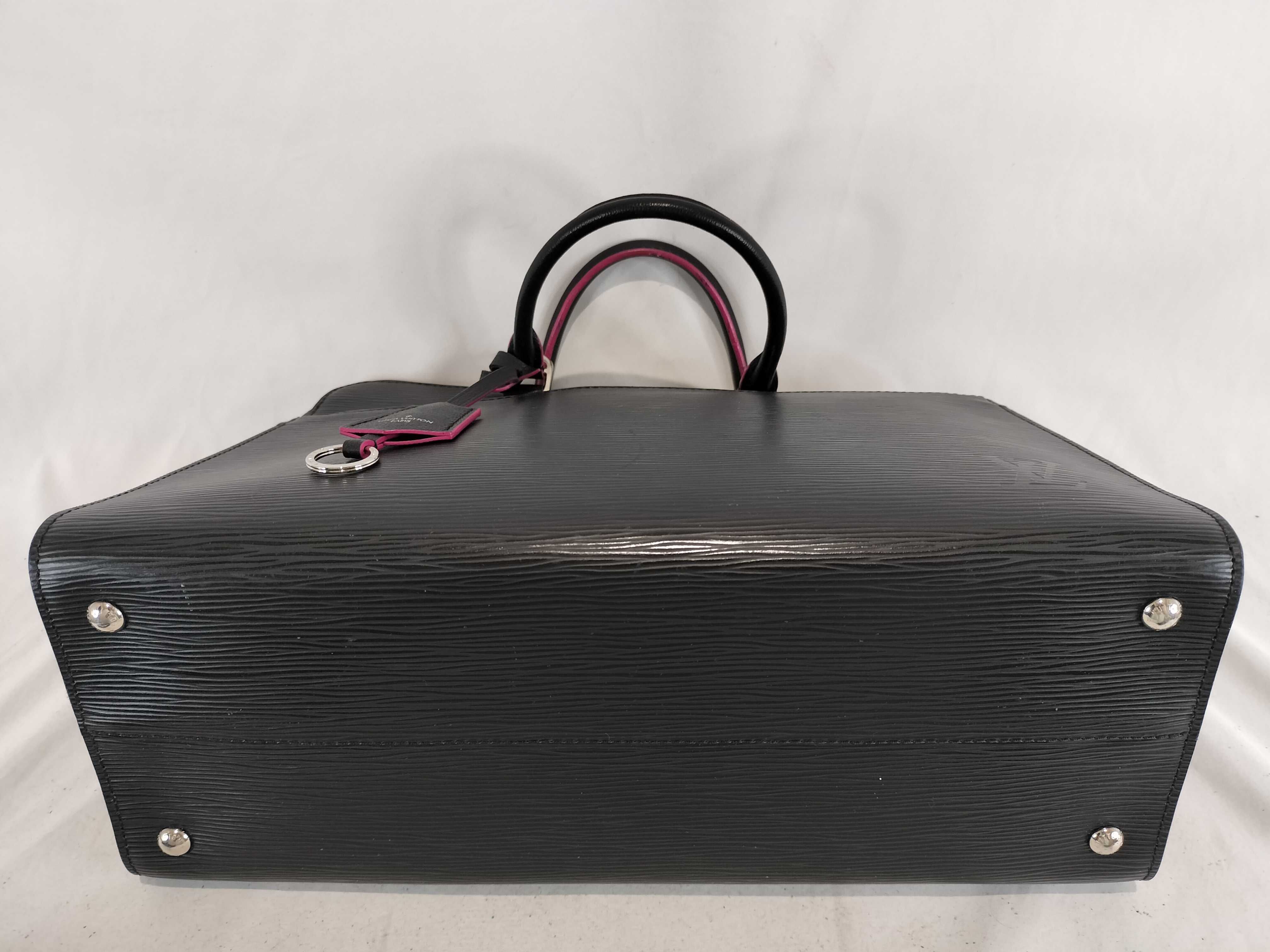 Epi M54149 Epi Black Vanneau GM Noir Handbag with Shoulder Strap — view 7