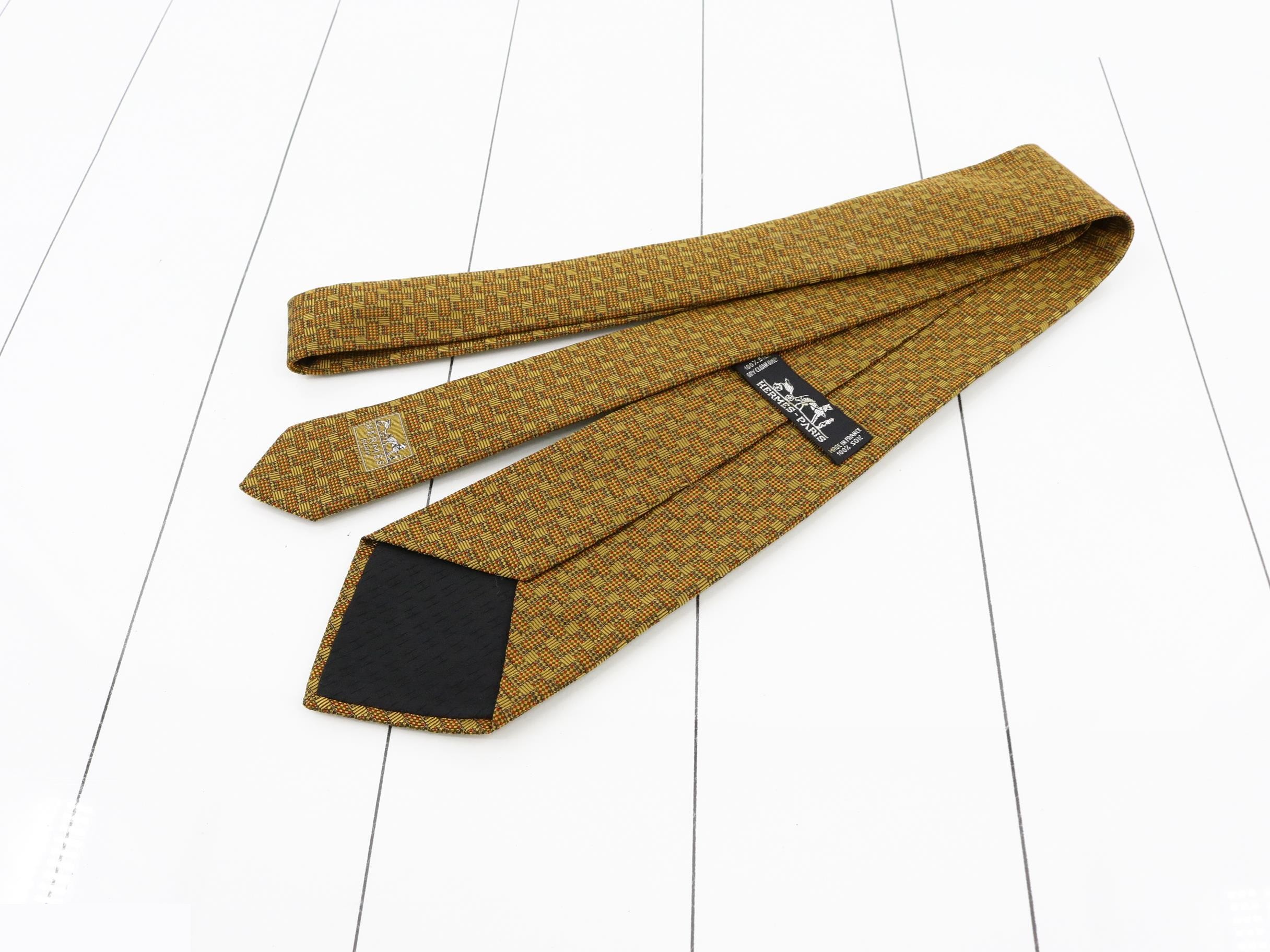 tie — view 2