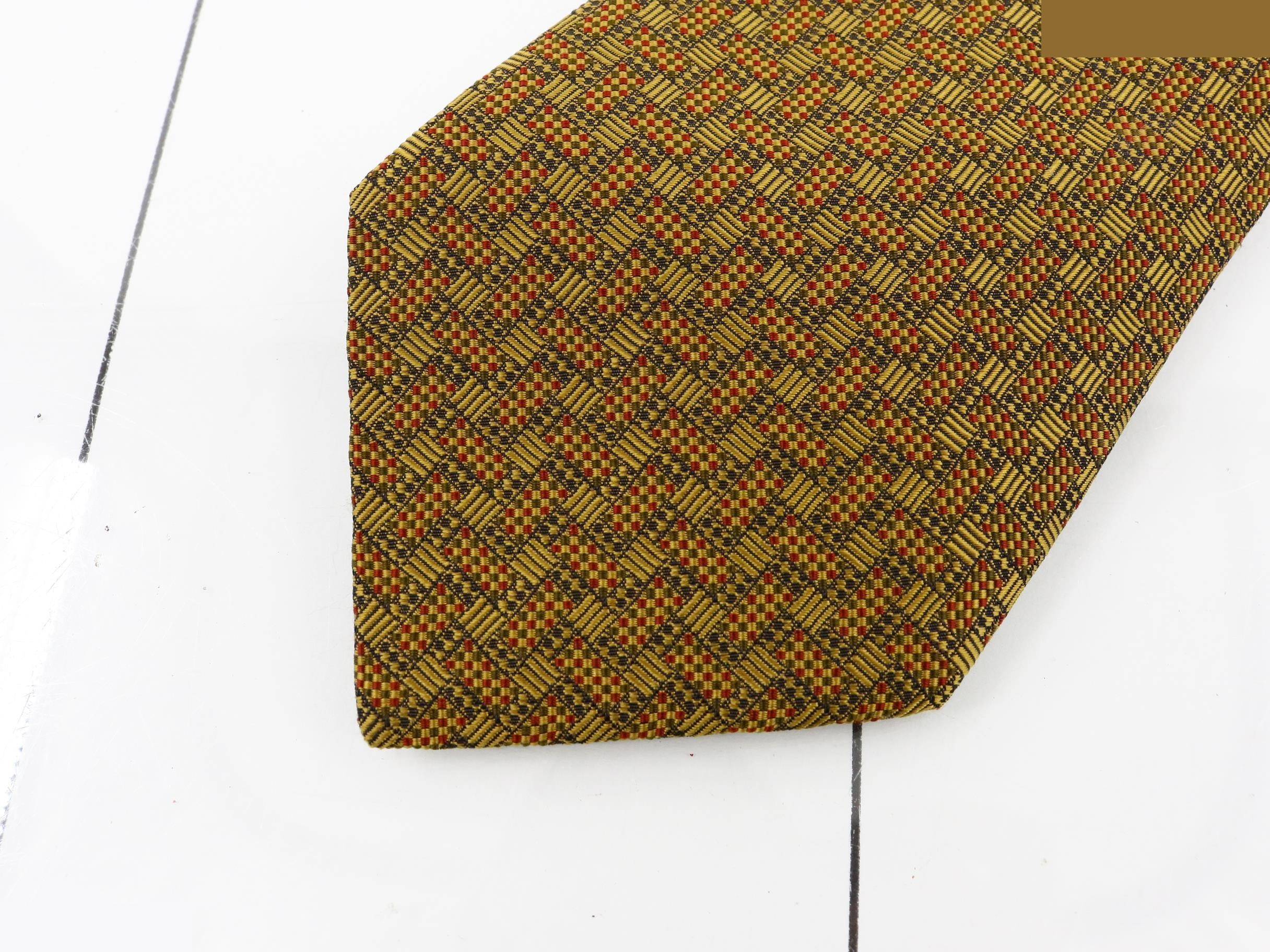 tie — view 3