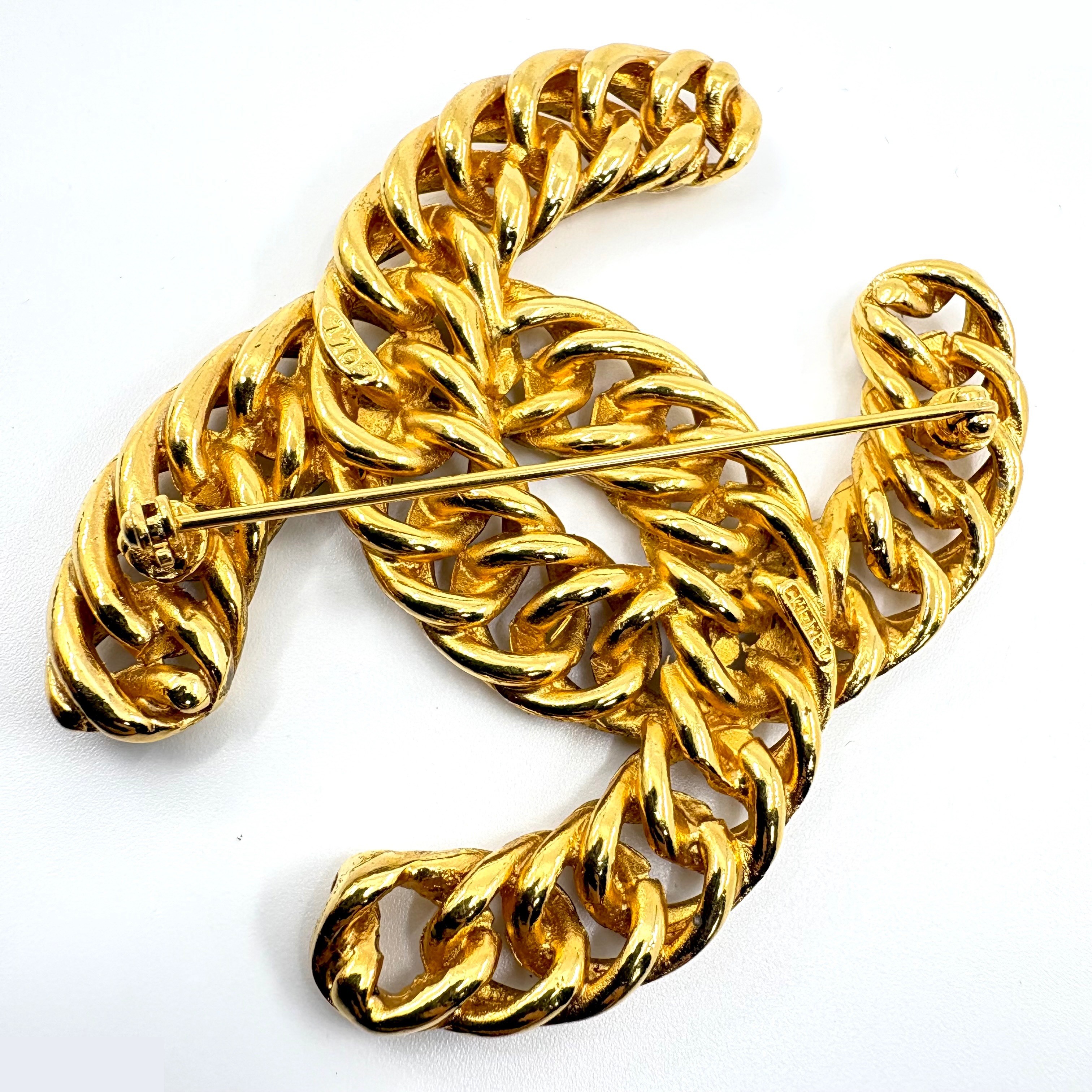 hallmark (precious metal) - brooch — view 3
