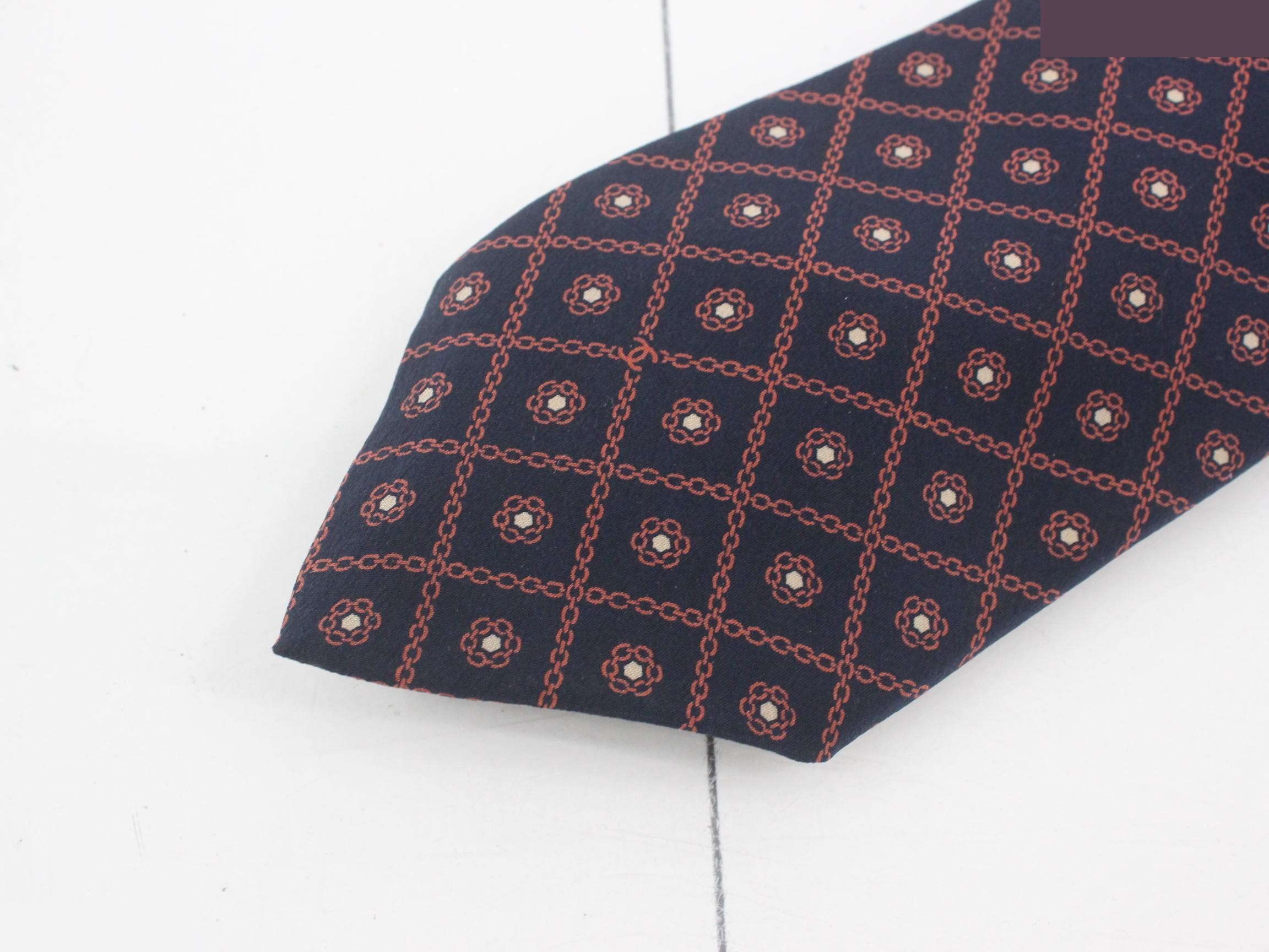 tie — view 3